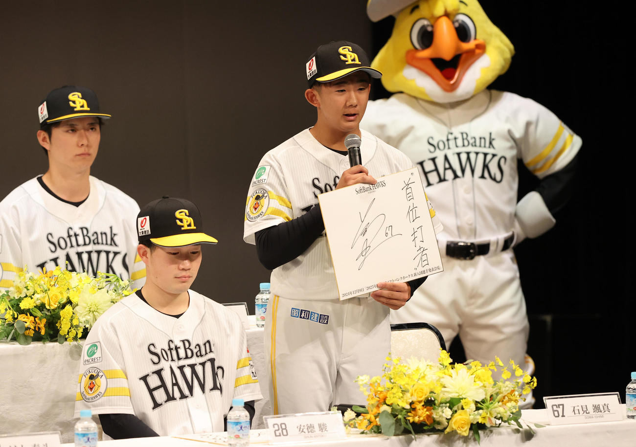 ドラフト5位の石見は色紙で決意をアピール（撮影・梅根麻紀）