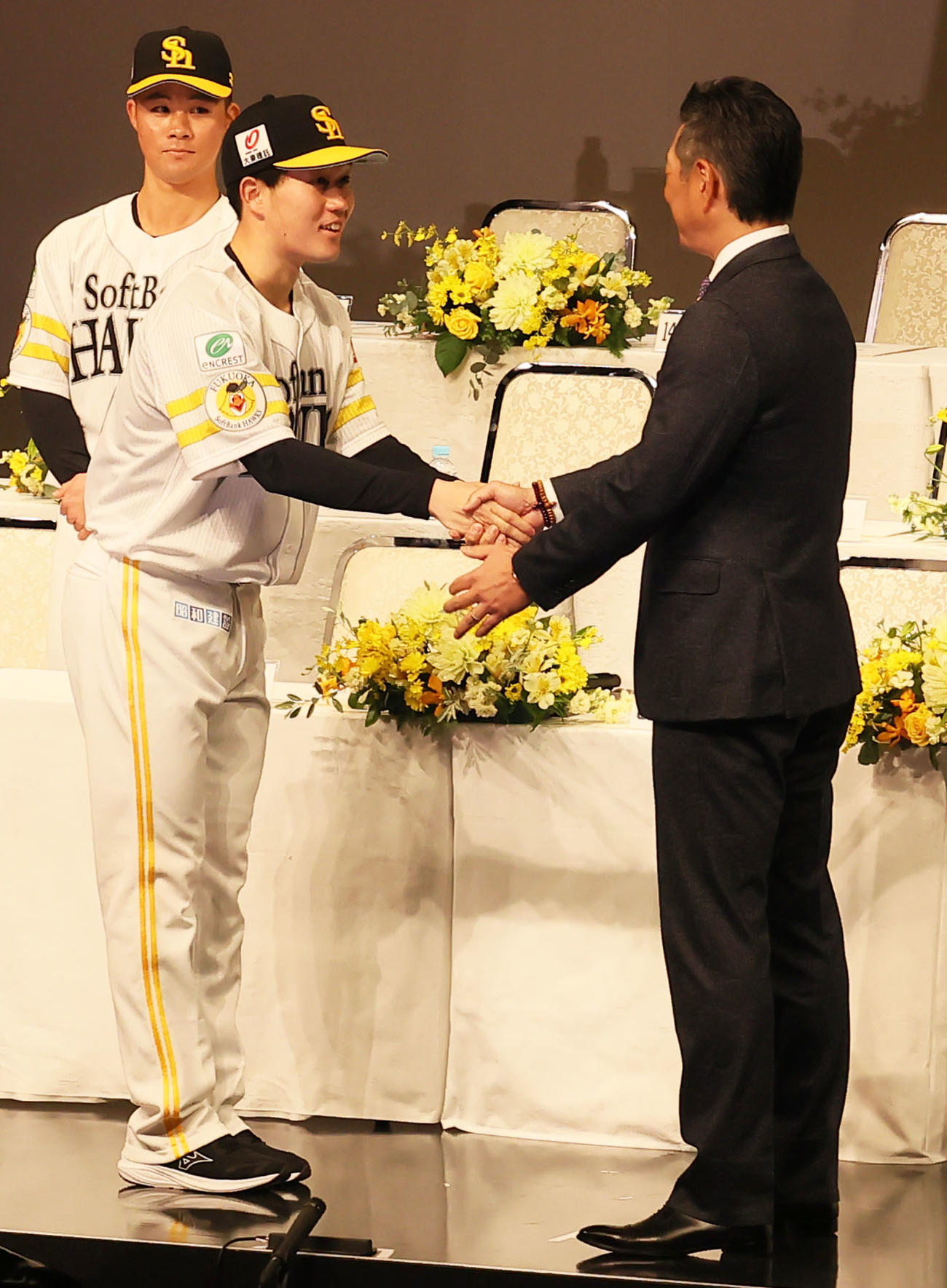 新入団会見でドラフト3位の安徳（左）は小久保監督と握手する（撮影・鬼束羽瑠菜）