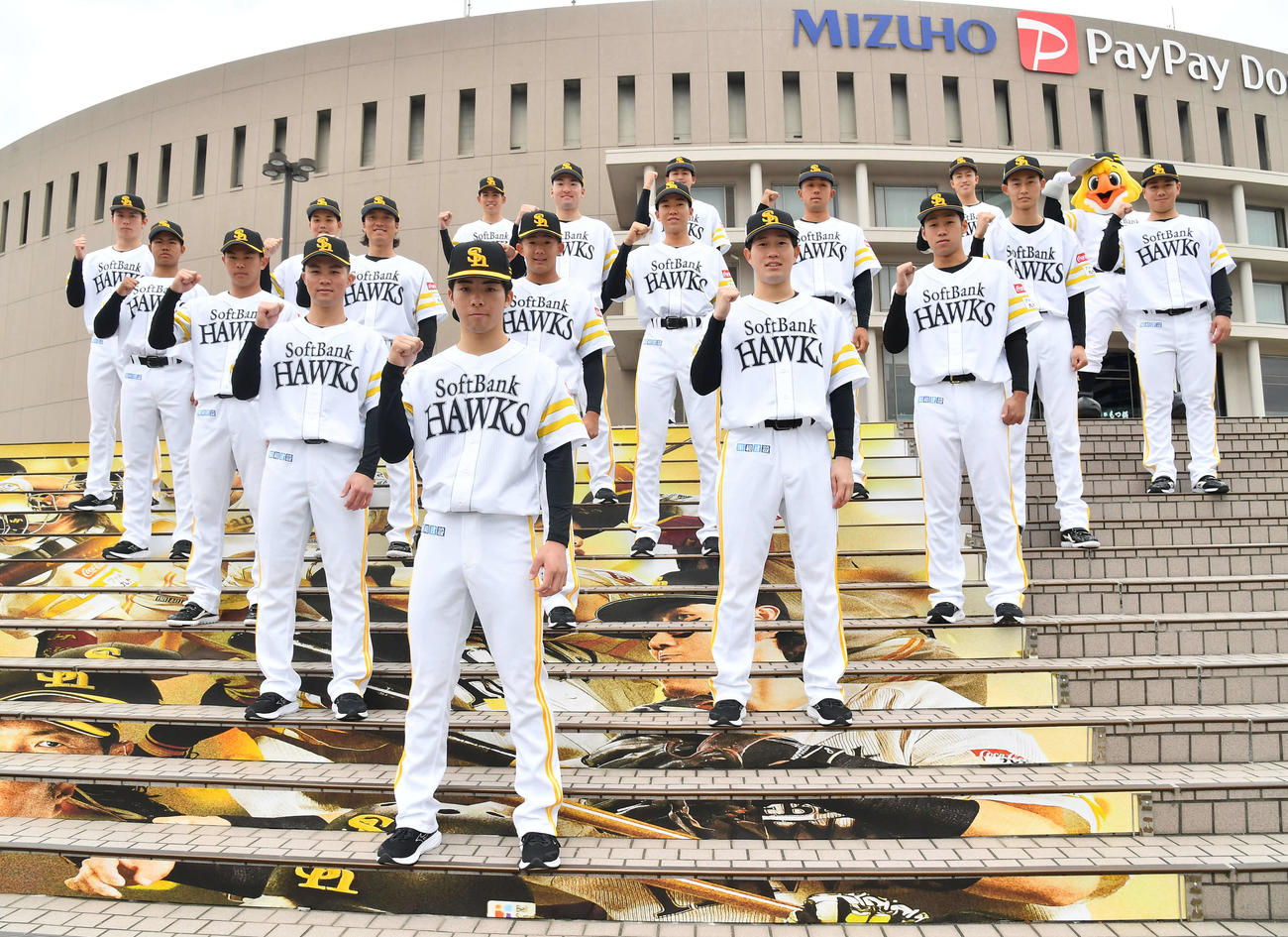 みずほペイペイドームを背にガッツポーズする、ドラフト1位村上（中央）、2列目左から2位庄子、3位安徳、3列目左から4位宇野、5位石見、6位岩崎、4列目左から育成2位曽布川ザイレン、育成3位大友、育成4位広瀬結、育成5位河野、5列目左から育成6位川口、育成7位津嘉山、育成8位相原、育成9位岡田、育成10位漁府、6列目左から育成11位木下、育成12位熊谷、育成13位塩士（撮影・岩下翔太）