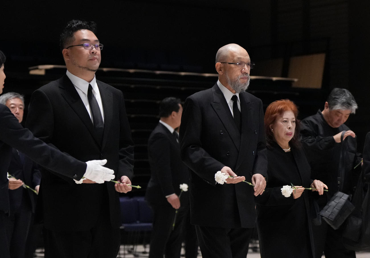 白井文吾お別れの会に出席し献花をする（左から）落合福嗣さん、落合博満氏、落合信子さん（撮影・森本幸一）