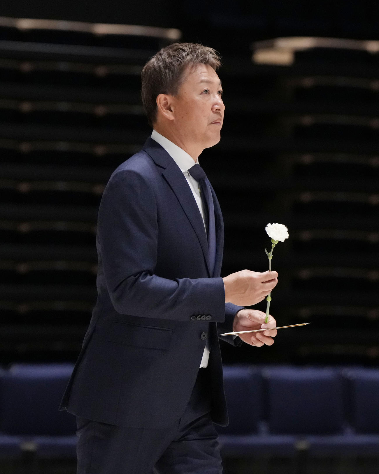 白井文吾お別れの会に出席し献花をする立浪和義氏（撮影・森本幸一）