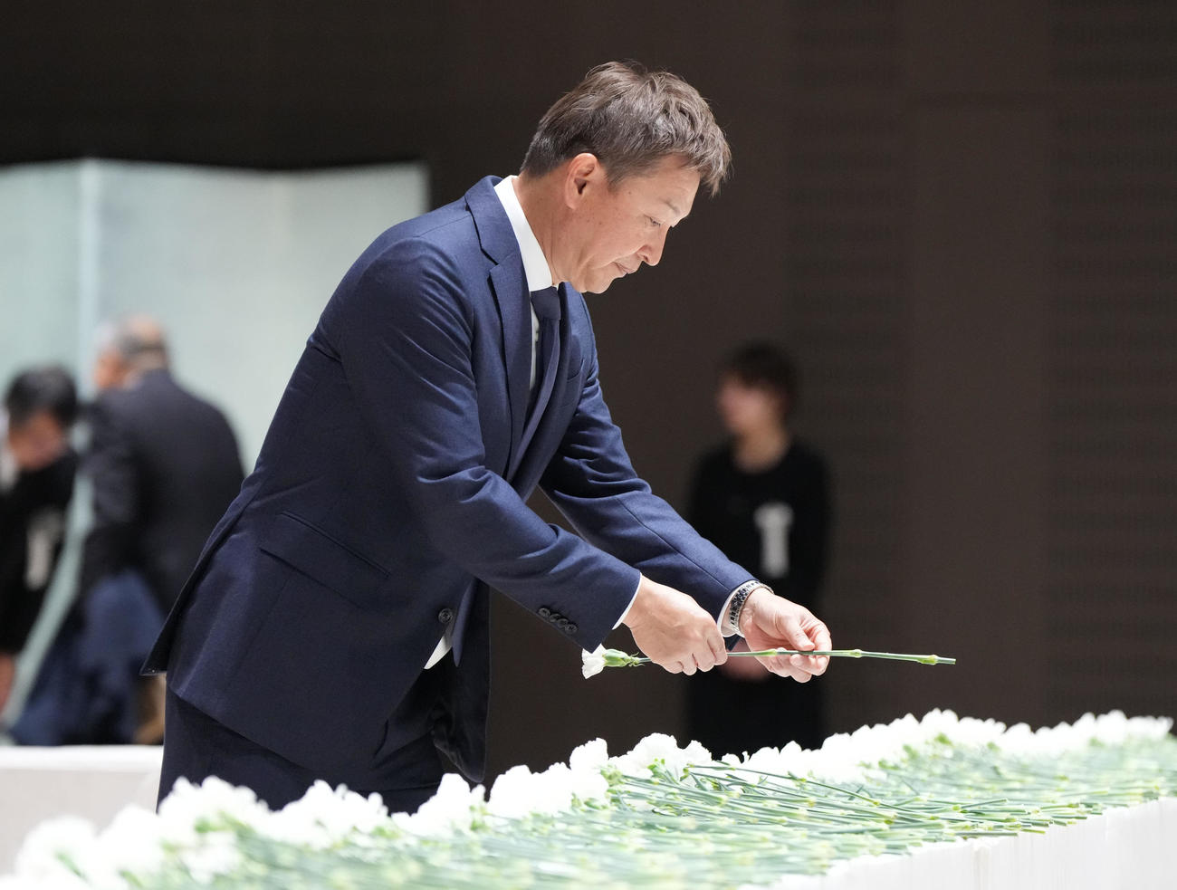 白井文吾お別れの会に出席し献花をする立浪和義氏（撮影・森本幸一）