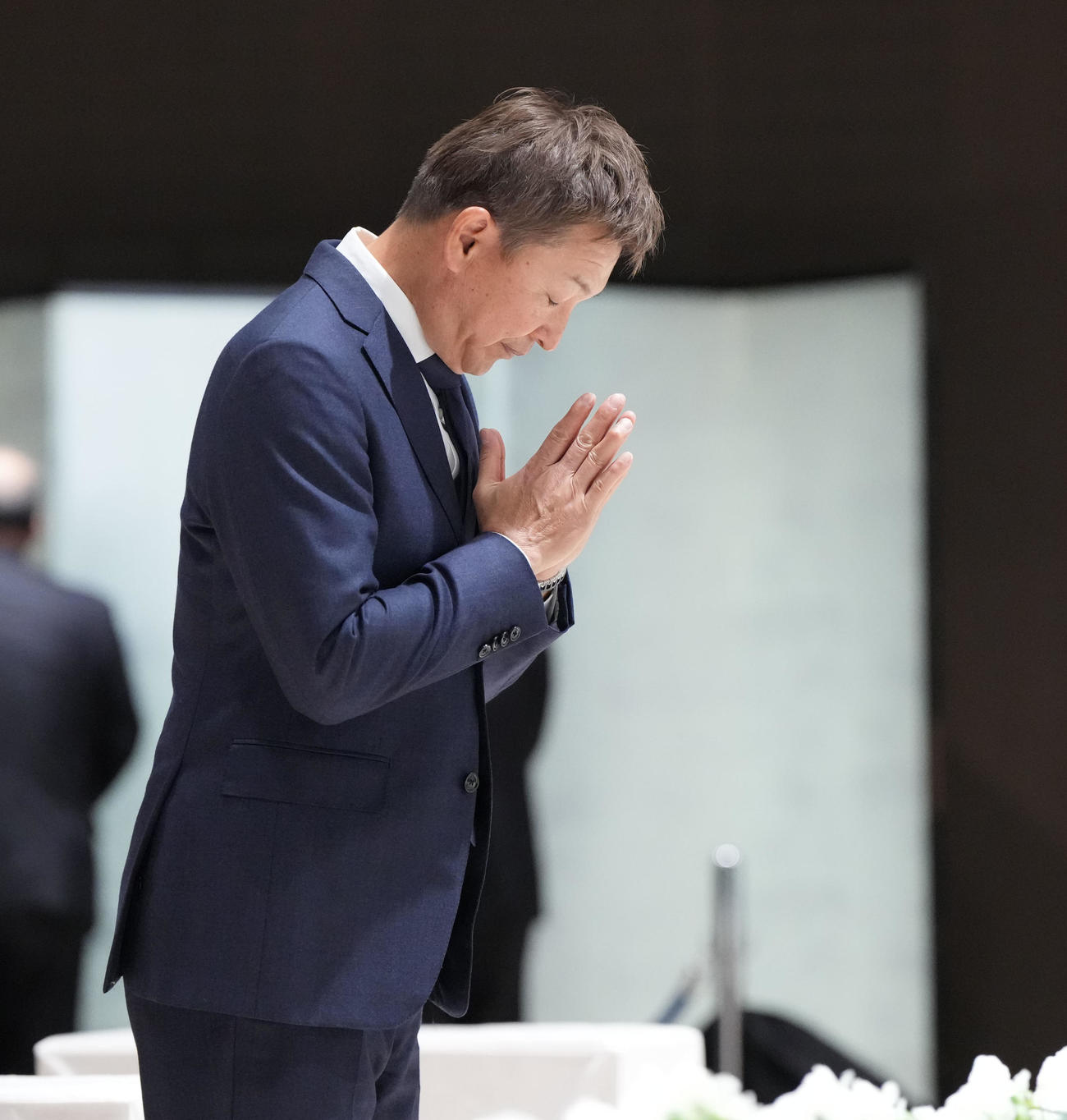 白井文吾お別れの会に出席し献花し手を合わせる立浪和義氏（撮影・森本幸一）