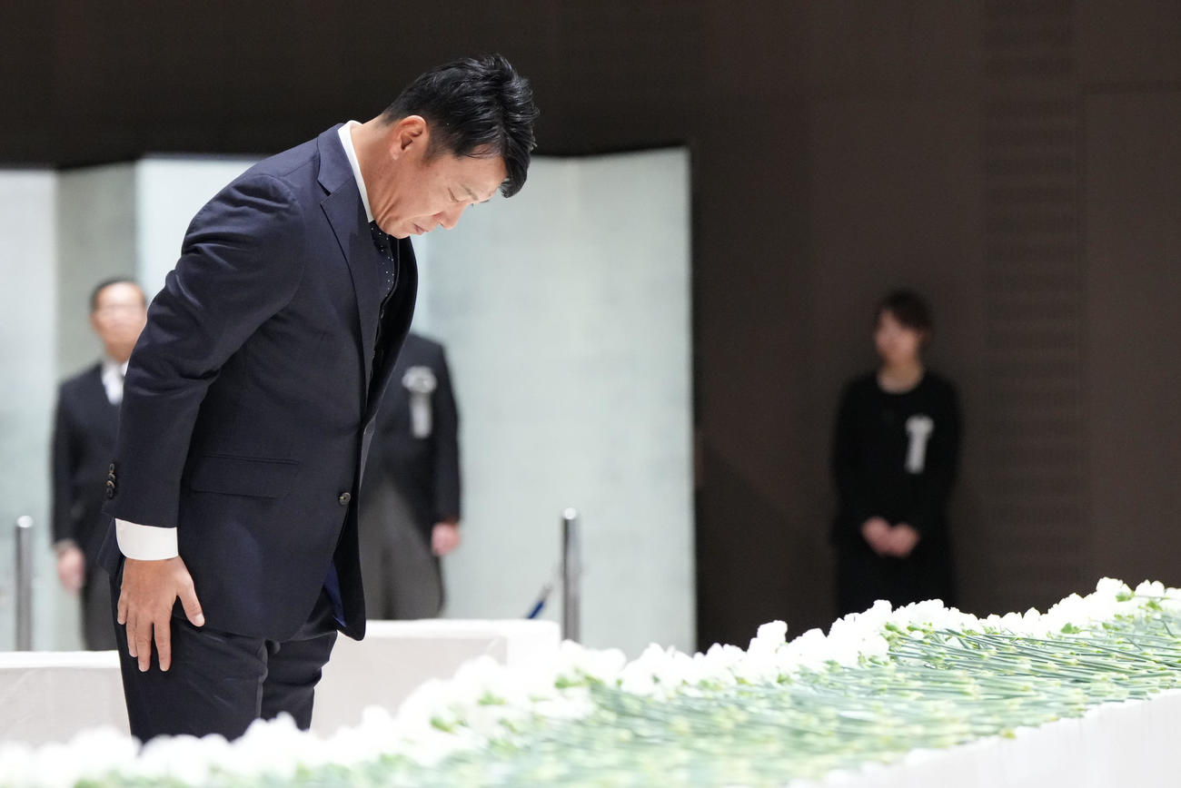白井文吾お別れの会に出席し献花し一礼する侍ジャパン・井端監督（撮影・森本幸一）