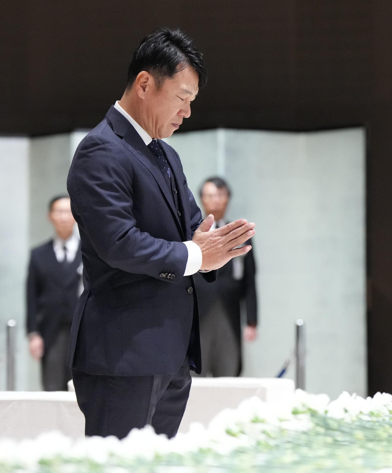白井文吾お別れの会に出席し献花し手を合わせる侍ジャパン・井端監督（撮影・森本幸一）