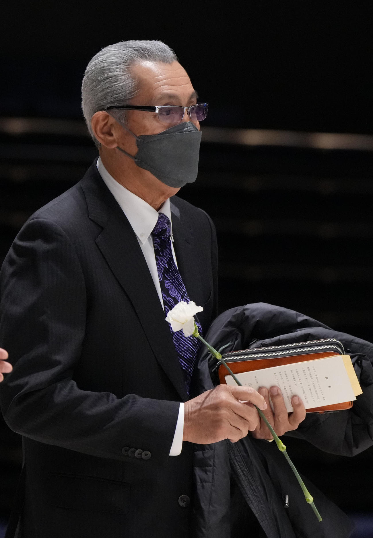 白井文吾お別れの会に出席し献花をする森繁和氏（撮影・森本幸一）
