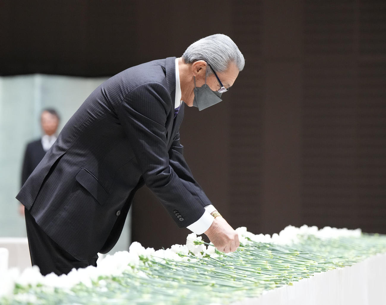 白井文吾お別れの会に出席し献花をする森繁和氏（撮影・森本幸一）