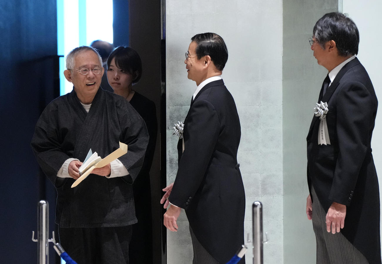 白井文吾お別れの会に出席しお別れ会委員長の大島氏と言葉を交わす鈴木敏夫さん（左）（撮影・森本幸一）
