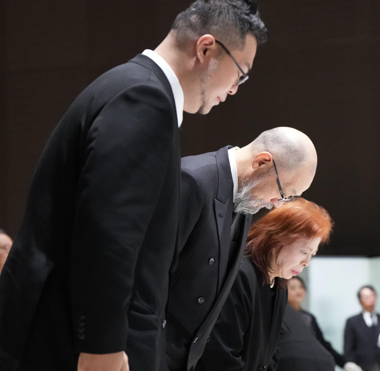 白井文吾お別れの会に出席し献花し一礼する（左から）落合福嗣さん、落合博満氏、落合信子さん（撮影・森本幸一）