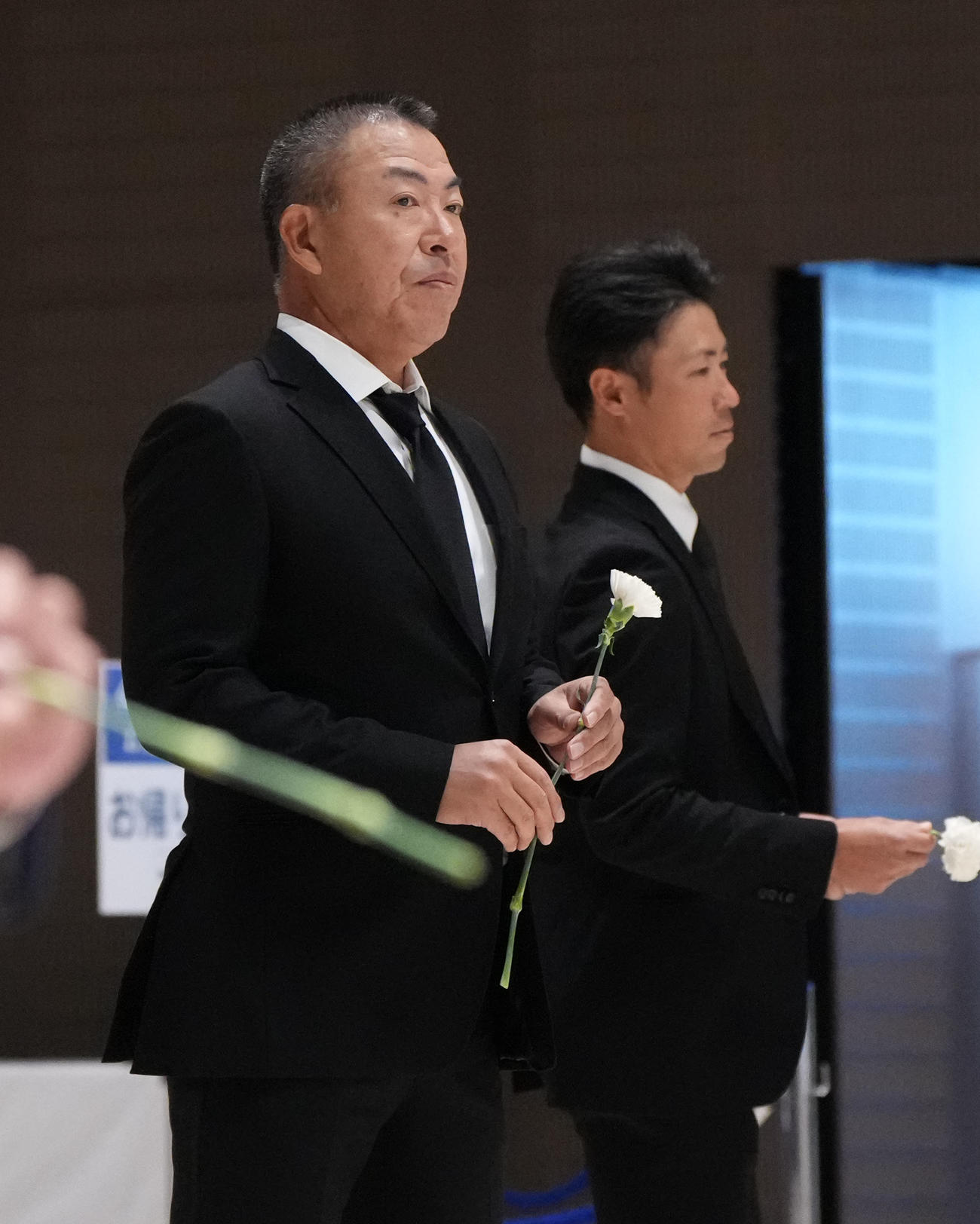 白井文吾お別れの会に出席し献花をする井上監督（撮影・森本幸一）