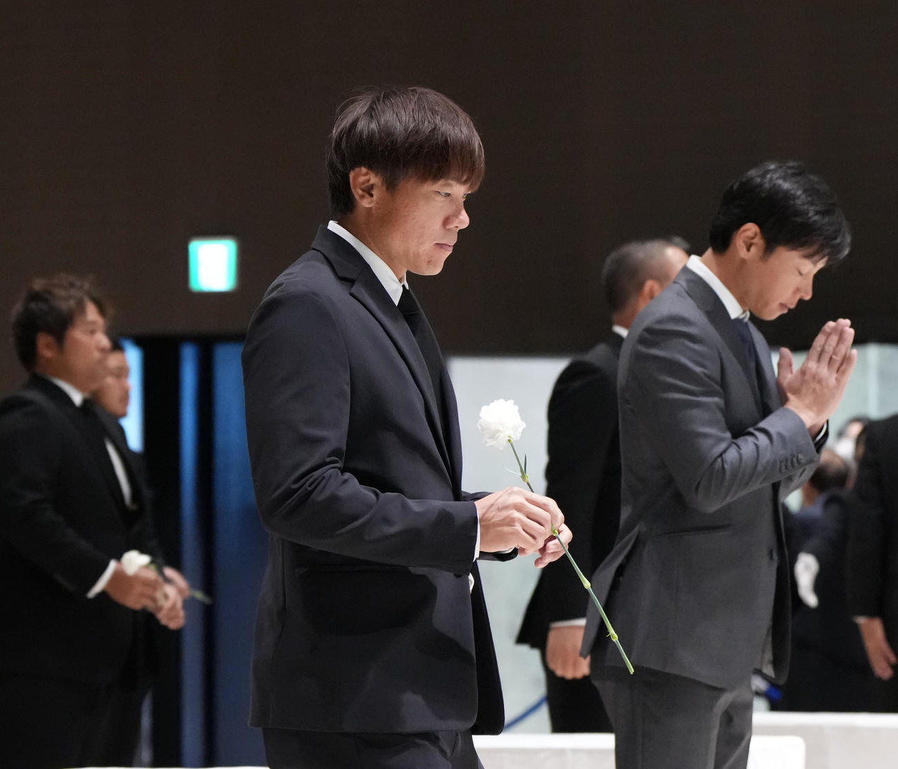 白井文吾お別れの会に出席し献花をする大島（撮影・森本幸一）