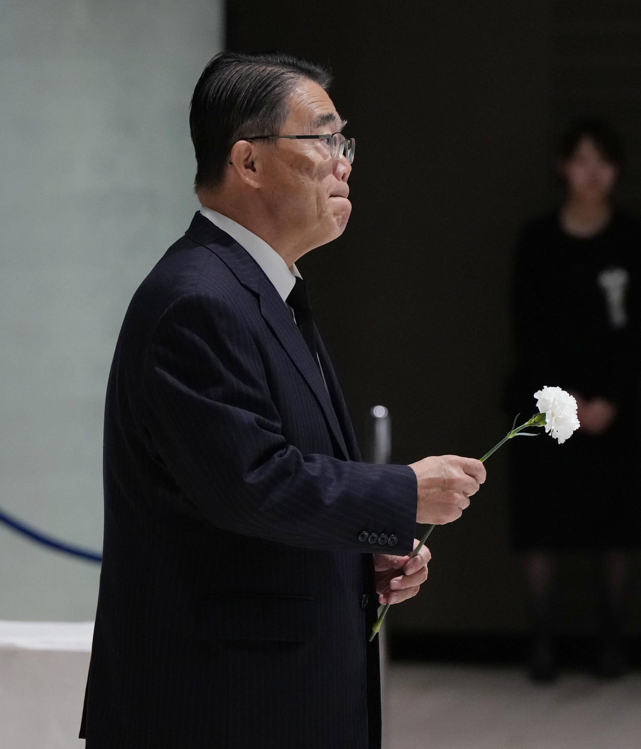 白井文吾お別れの会に出席し献花をする大村秀章愛知県知事（撮影・森本幸一）