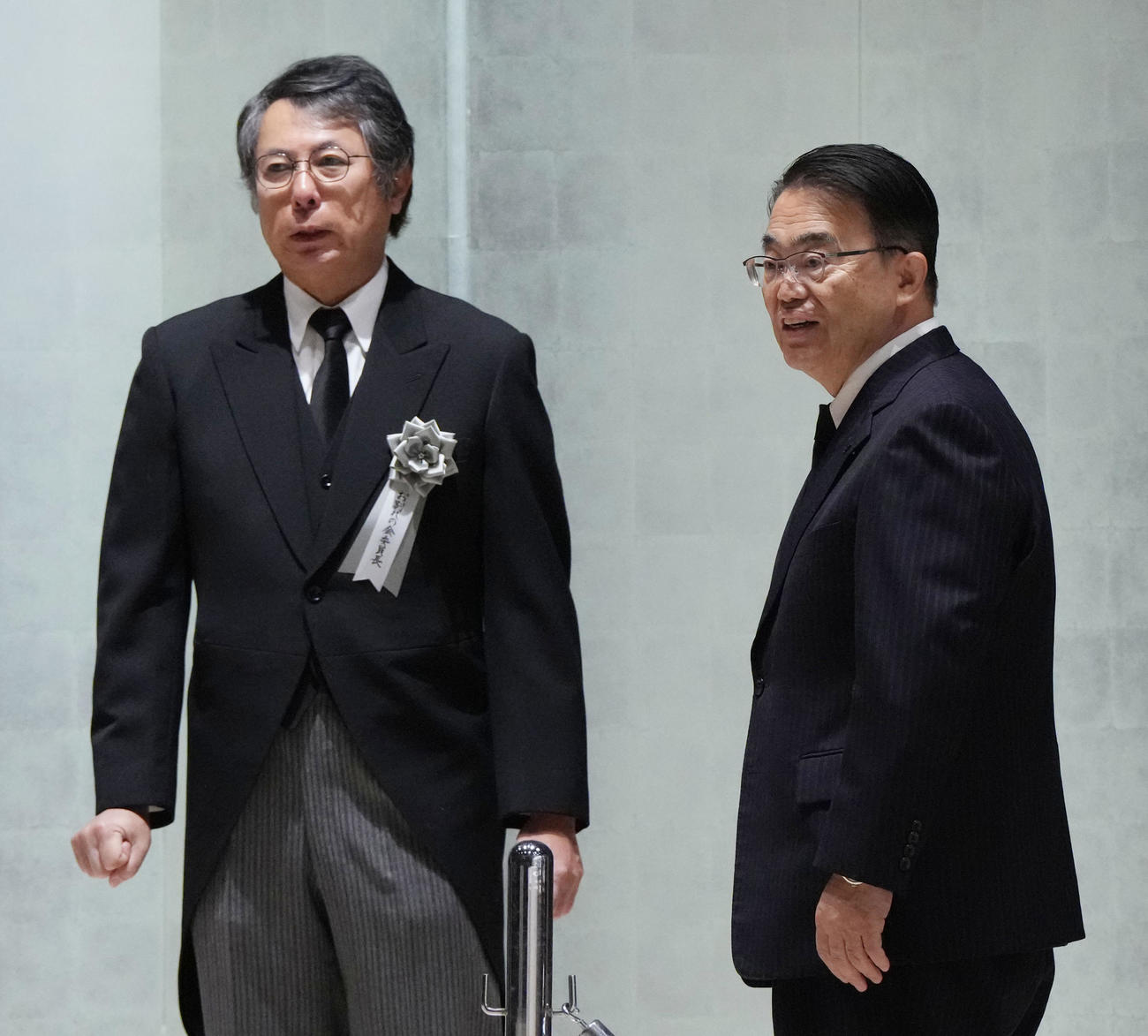 白井文吾お別れの会に出席しお別れ会委員長の大島氏と言葉を交わす大村愛知県知事（右）（撮影・森本幸一）