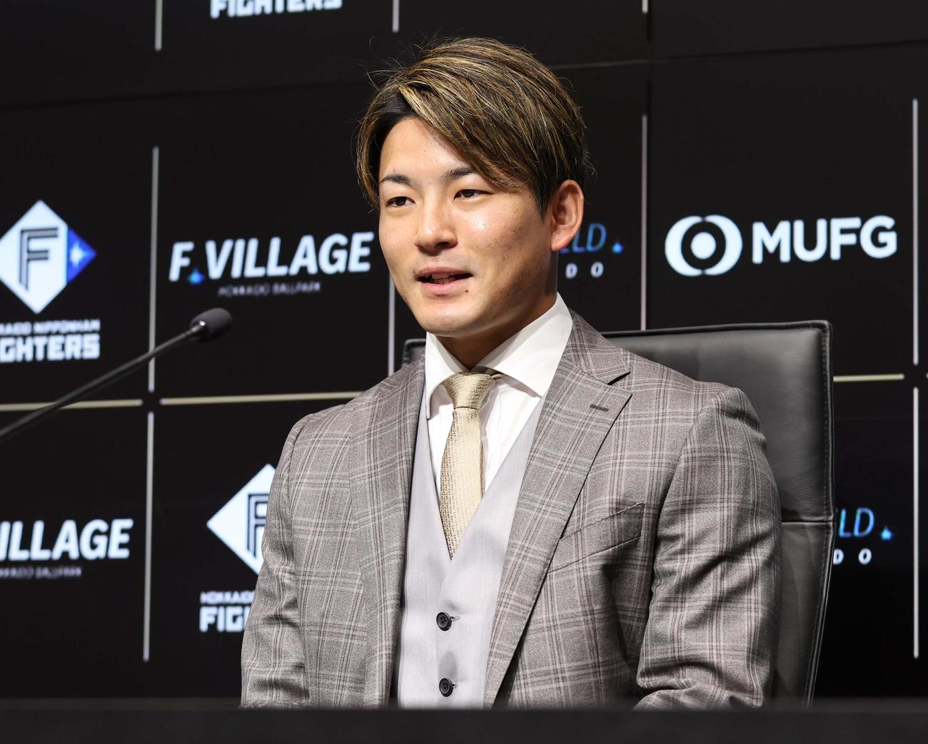 契約更改を終え会見する日本ハム水野（撮影・黒川智章）