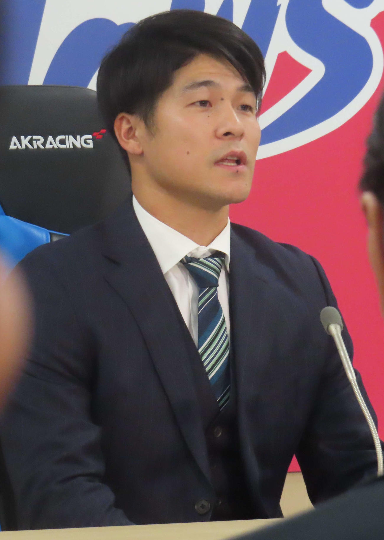 入団会見に臨むヤクルト茂木（撮影・水谷京裕）