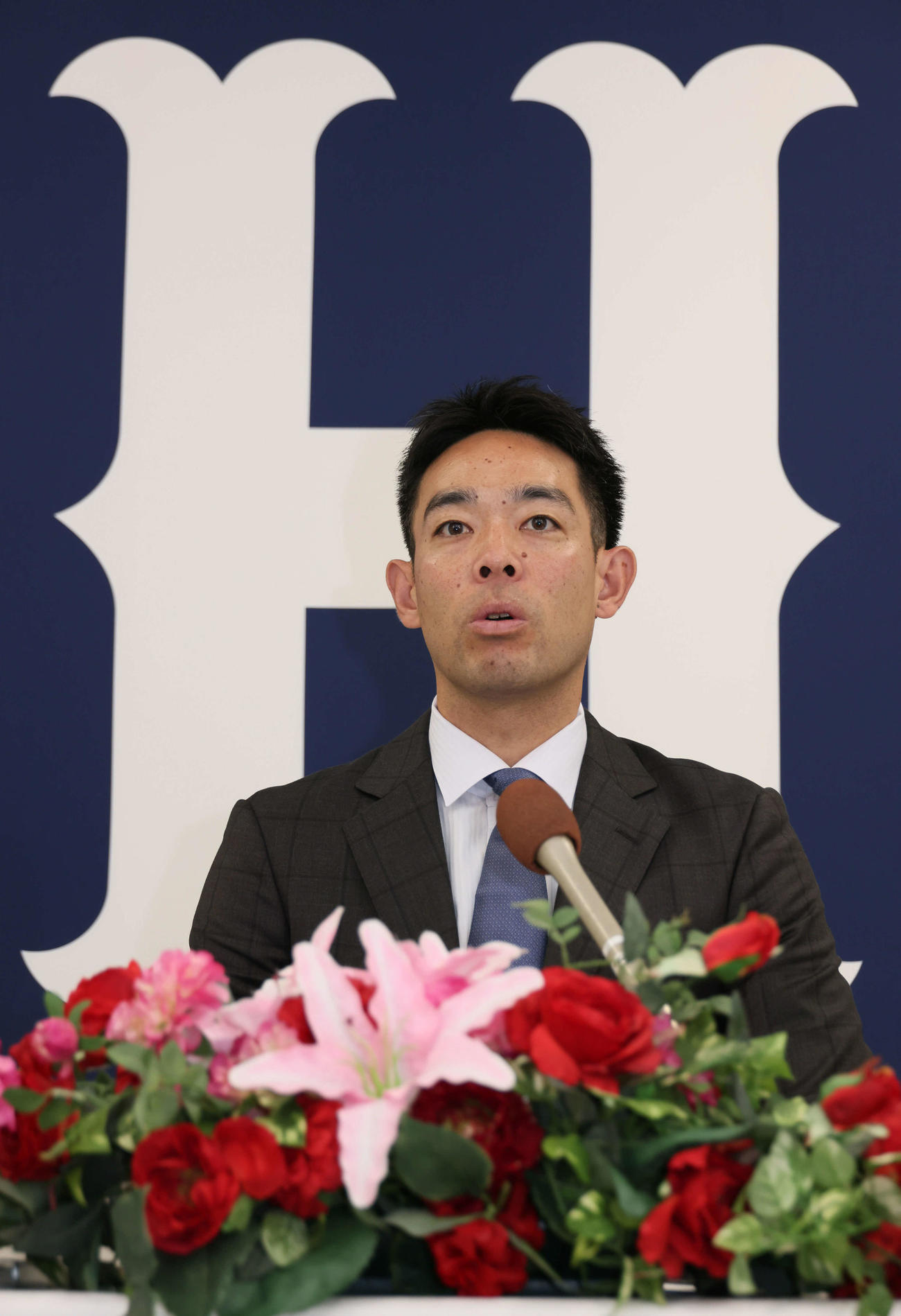 契約更改後、会見する広島秋山（撮影・加藤孝規）