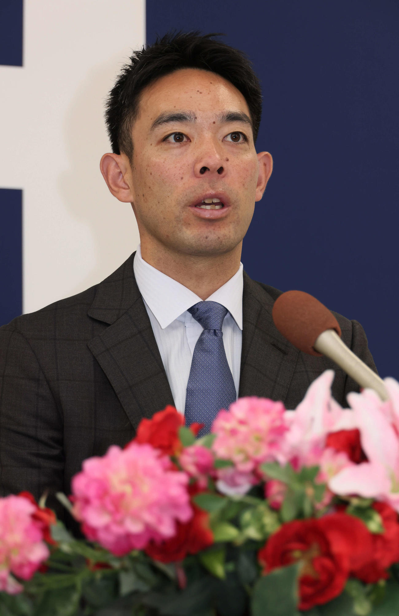 契約更改後、会見する広島秋山（撮影・加藤孝規）