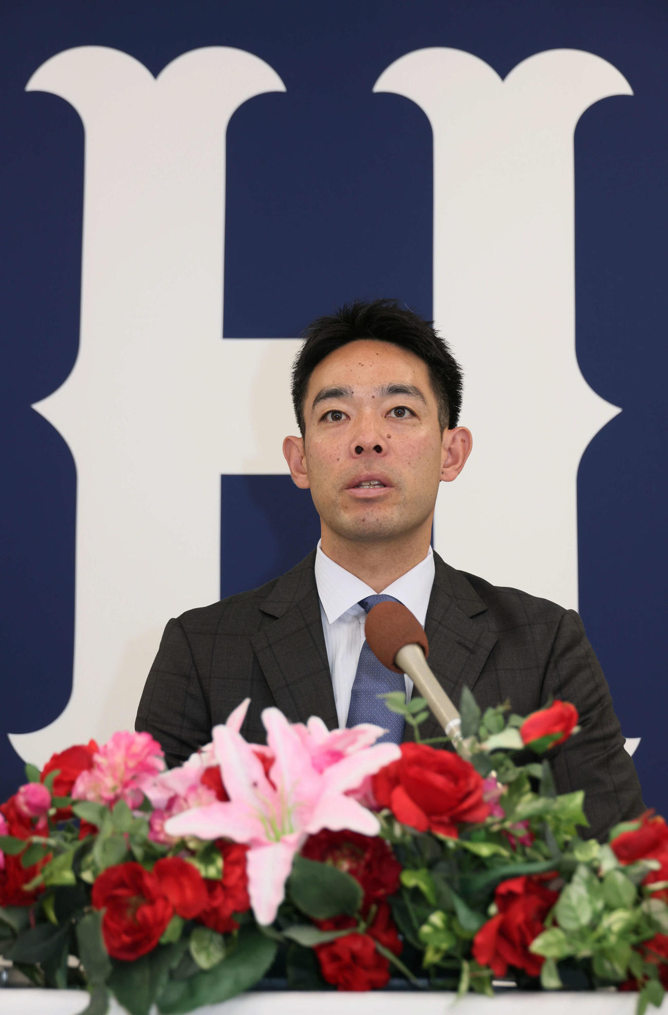 契約更改後、会見する広島秋山（撮影・加藤孝規）
