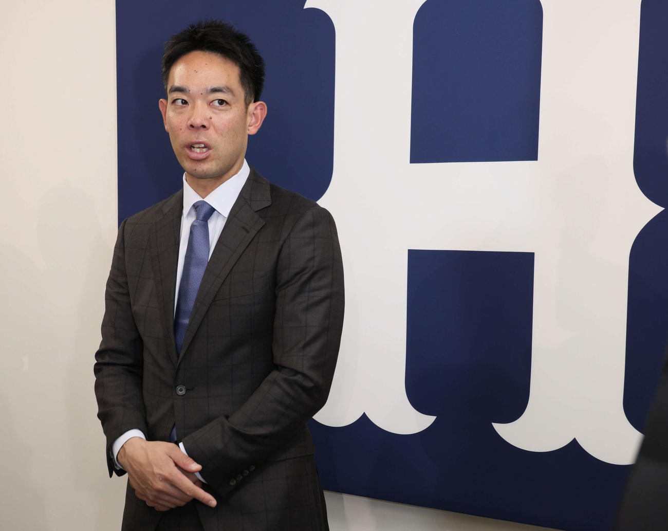 契約更改後の会見を終え、囲み取材に応じる広島秋山（撮影・加藤孝規）