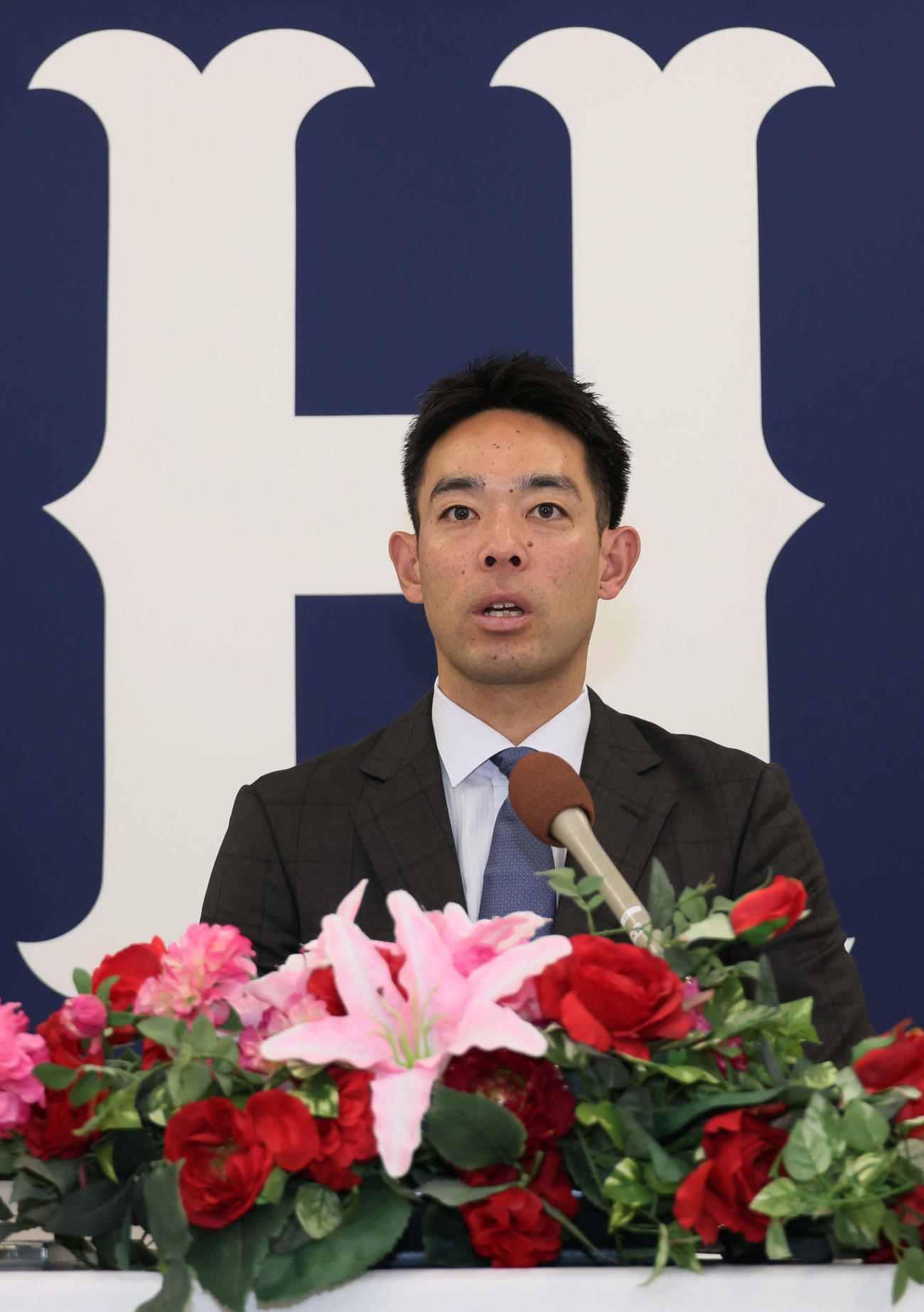 契約更改後、会見する広島秋山（撮影・加藤孝規）
