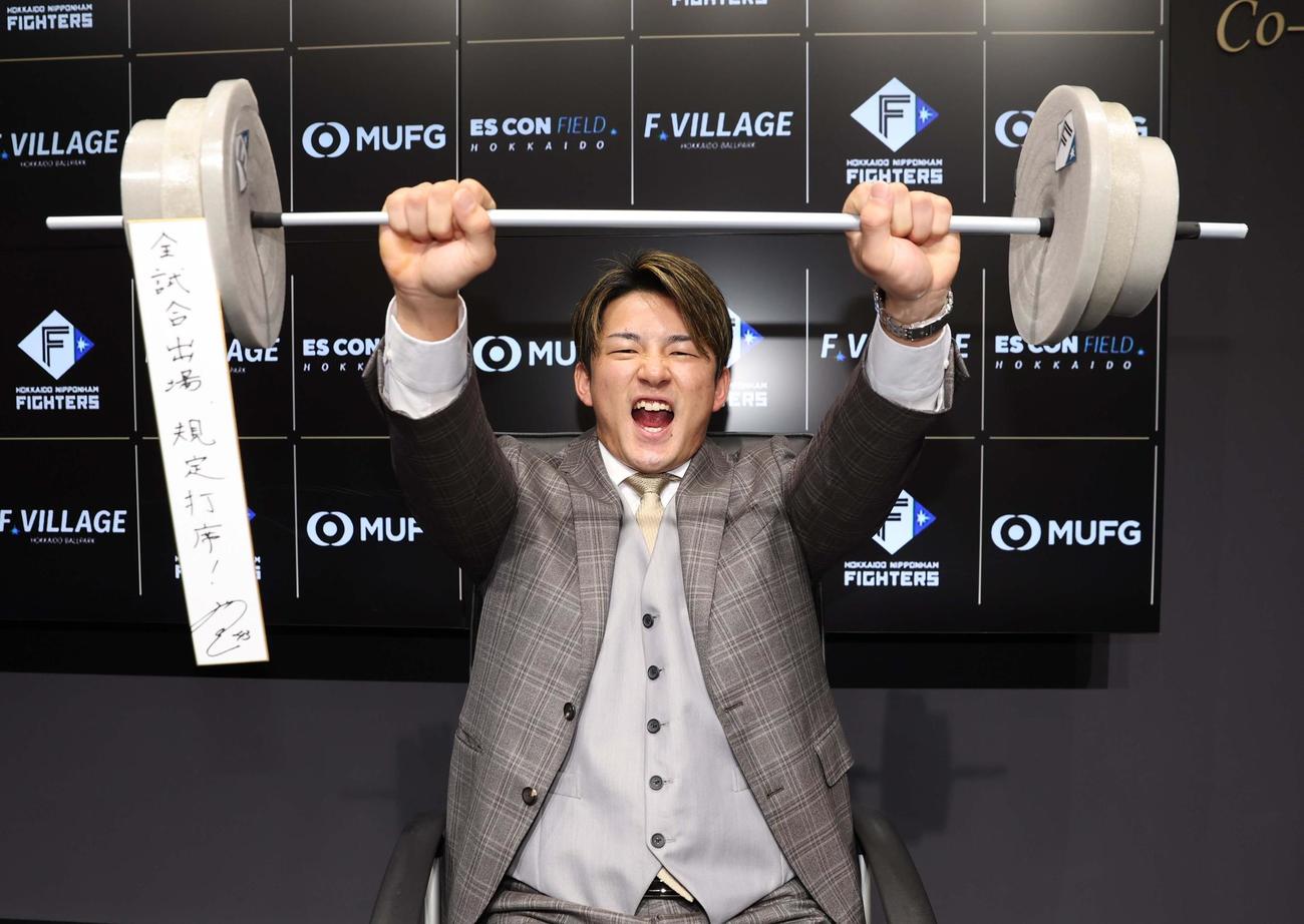 ベンチプレスで140キロを挙げる日本ハム水野は来季年俸も「アゲアゲ」だ（撮影・黒川智章）