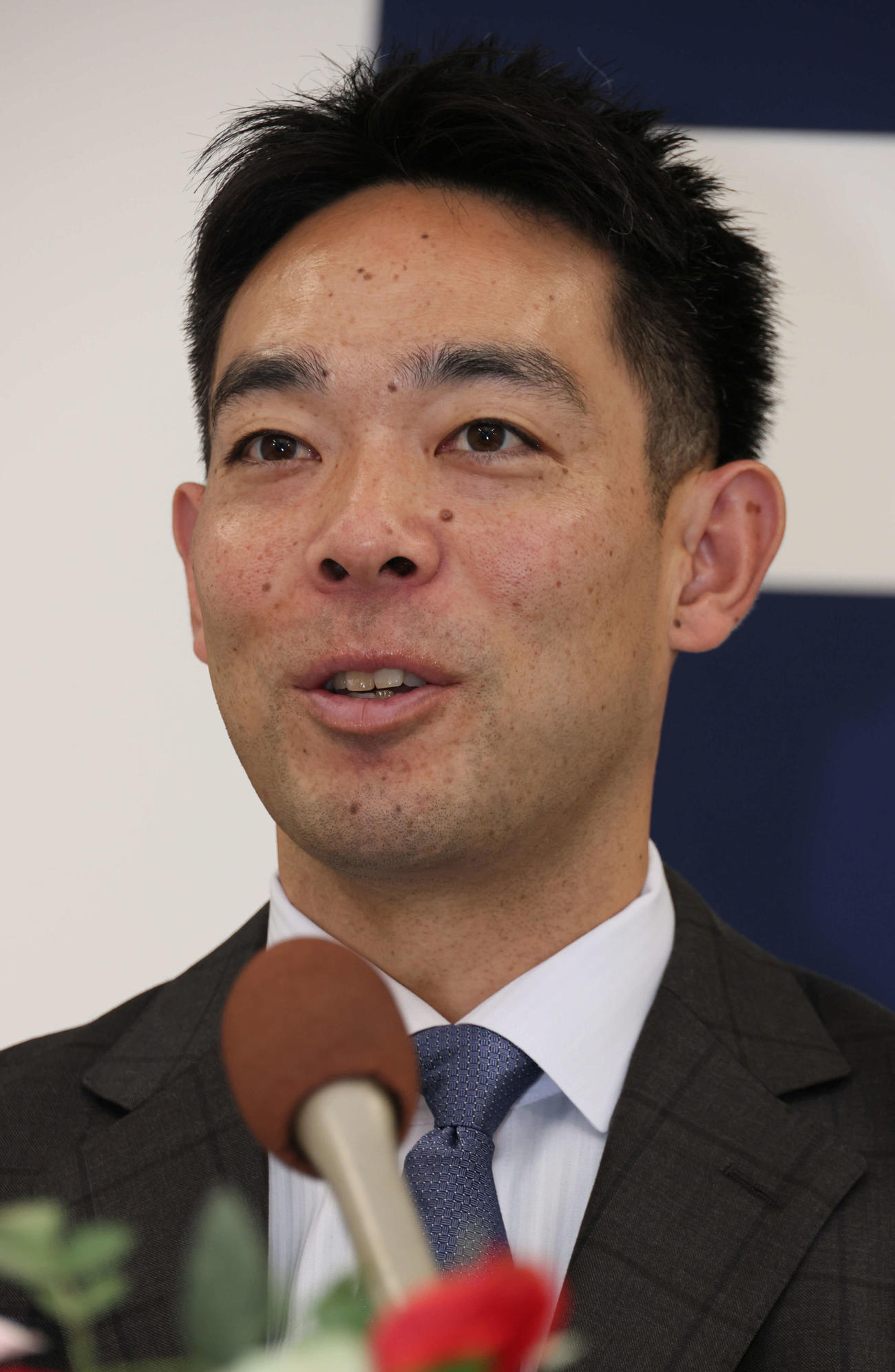 契約更改後、会見する広島秋山（撮影・加藤孝規）