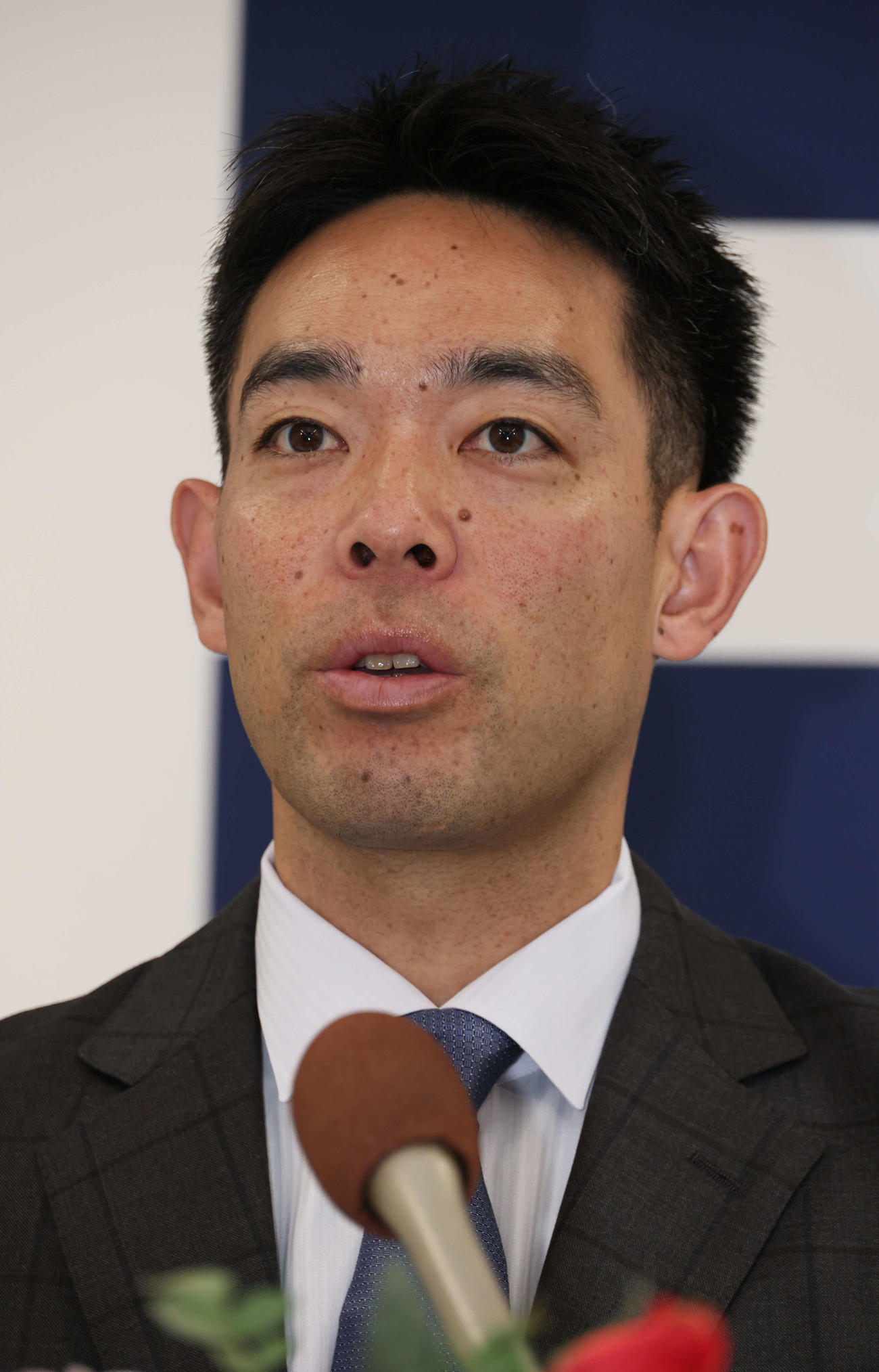 契約更改後、会見する広島秋山（撮影・加藤孝規）
