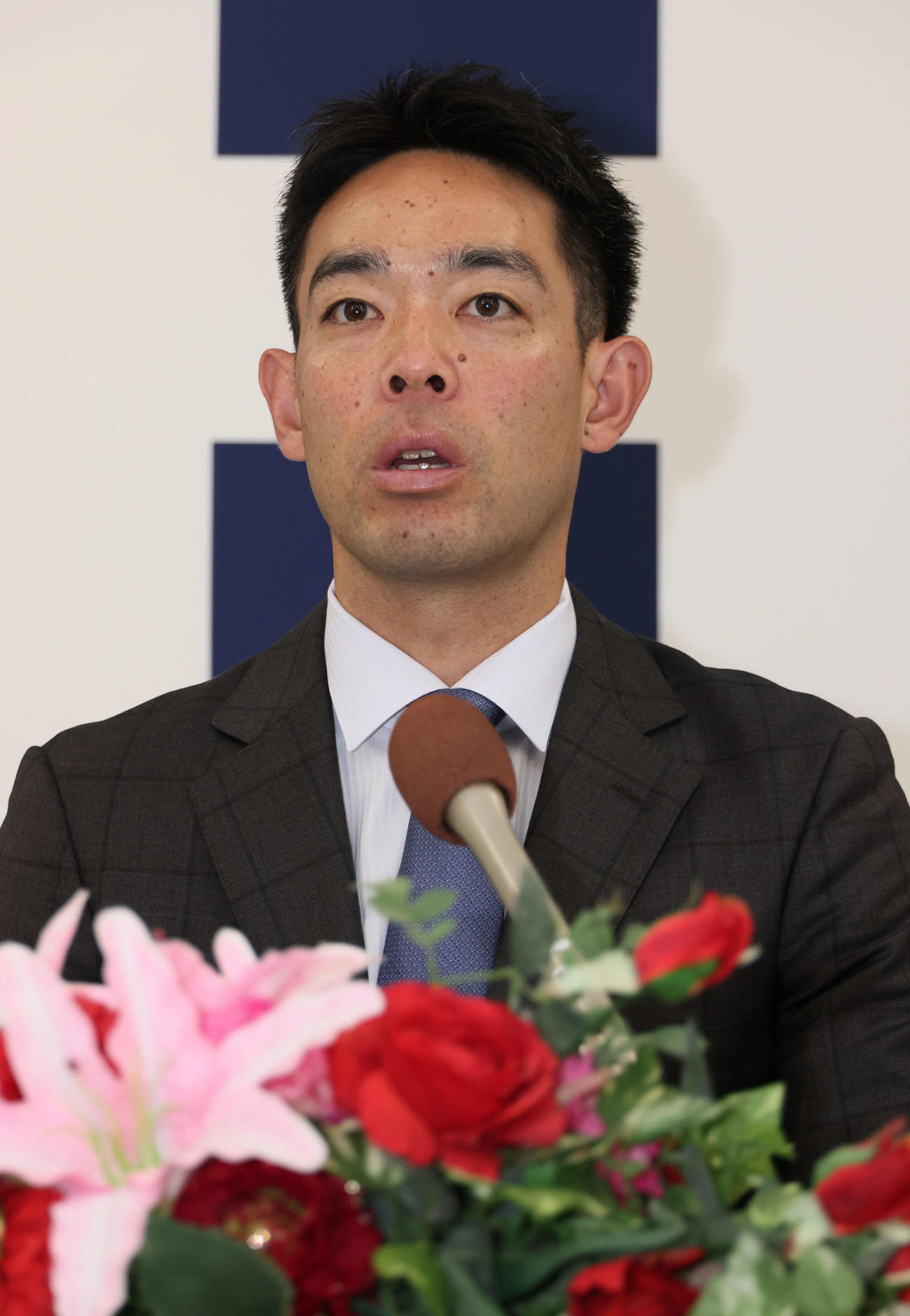 契約更改後、会見する広島秋山（撮影・加藤孝規）