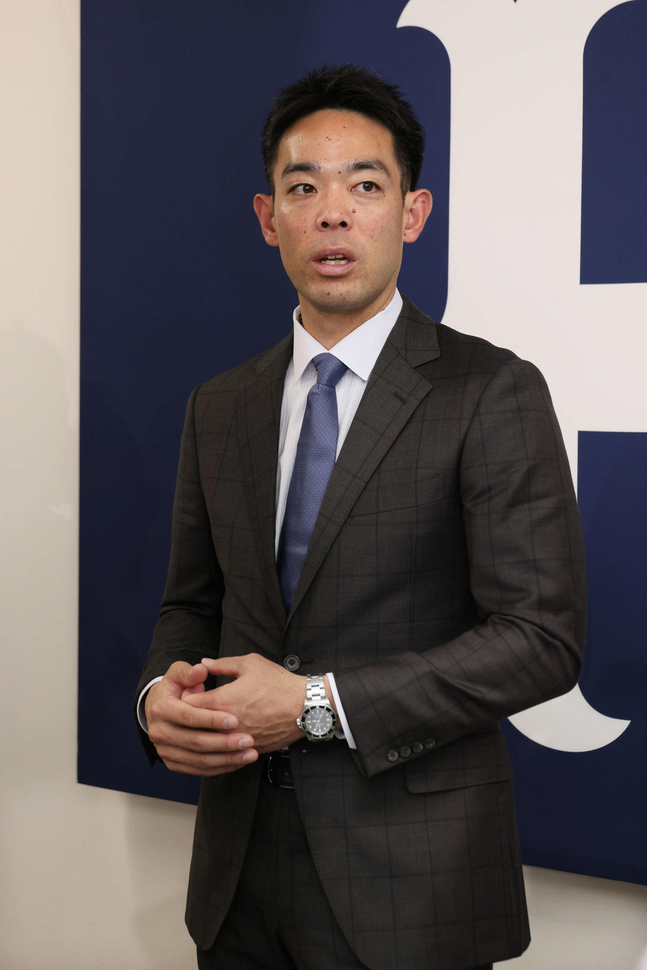 契約更改後の会見を終え、囲み取材に応じる広島秋山（撮影・加藤孝規）