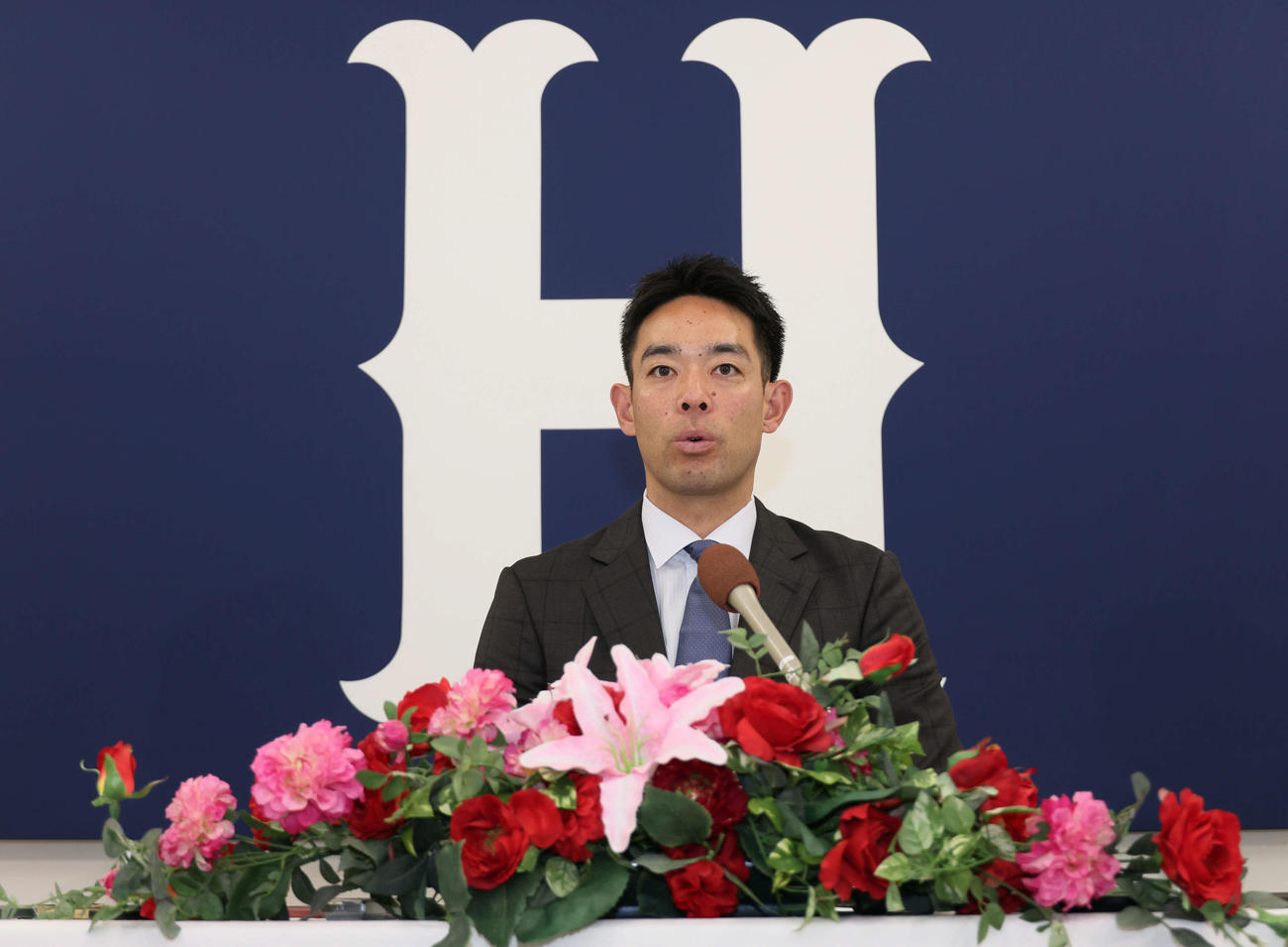 契約更改後、会見する広島秋山（撮影・加藤孝規）