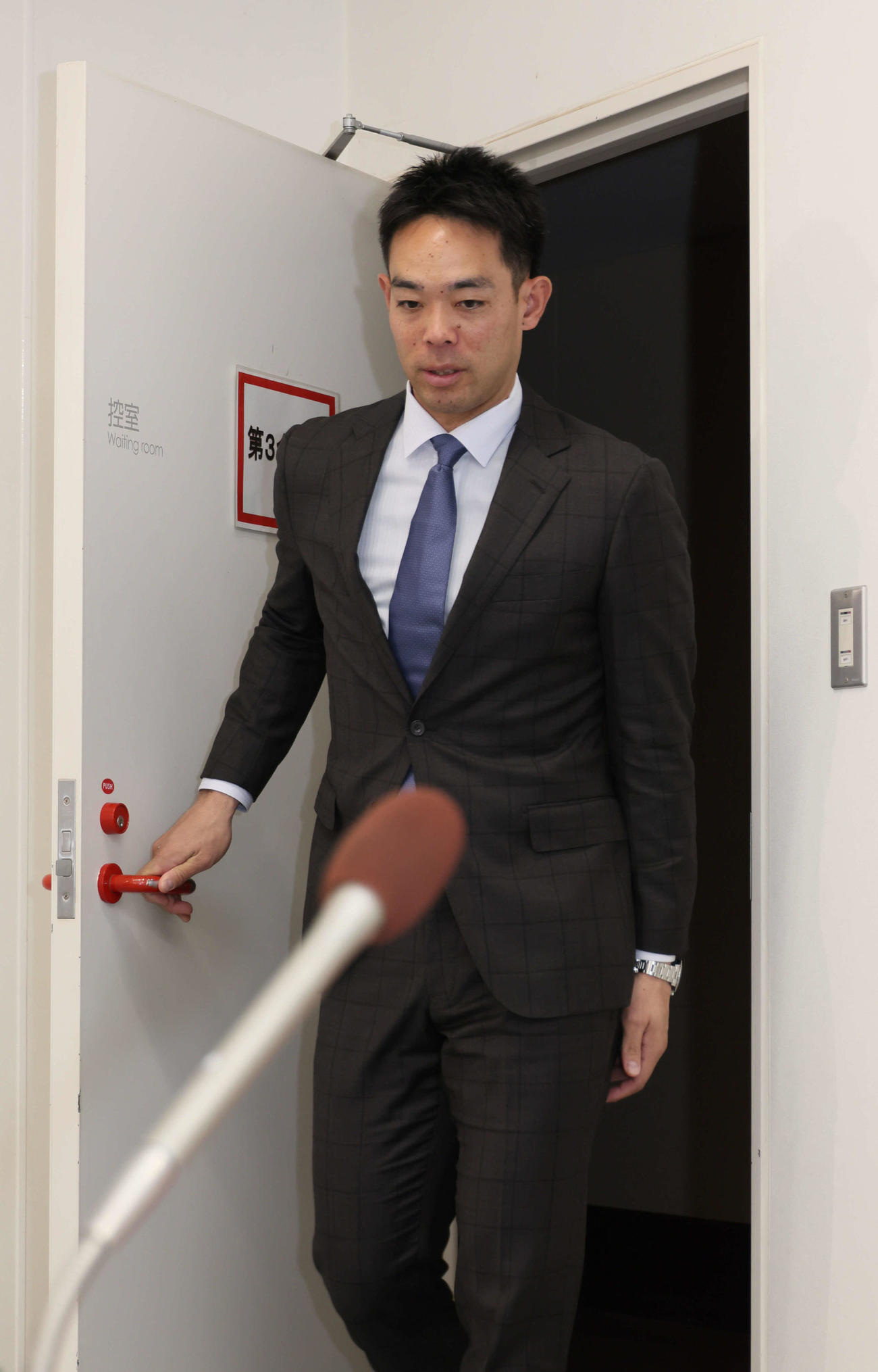 契約更改後、会見にのぞむ広島秋山（撮影・加藤孝規）