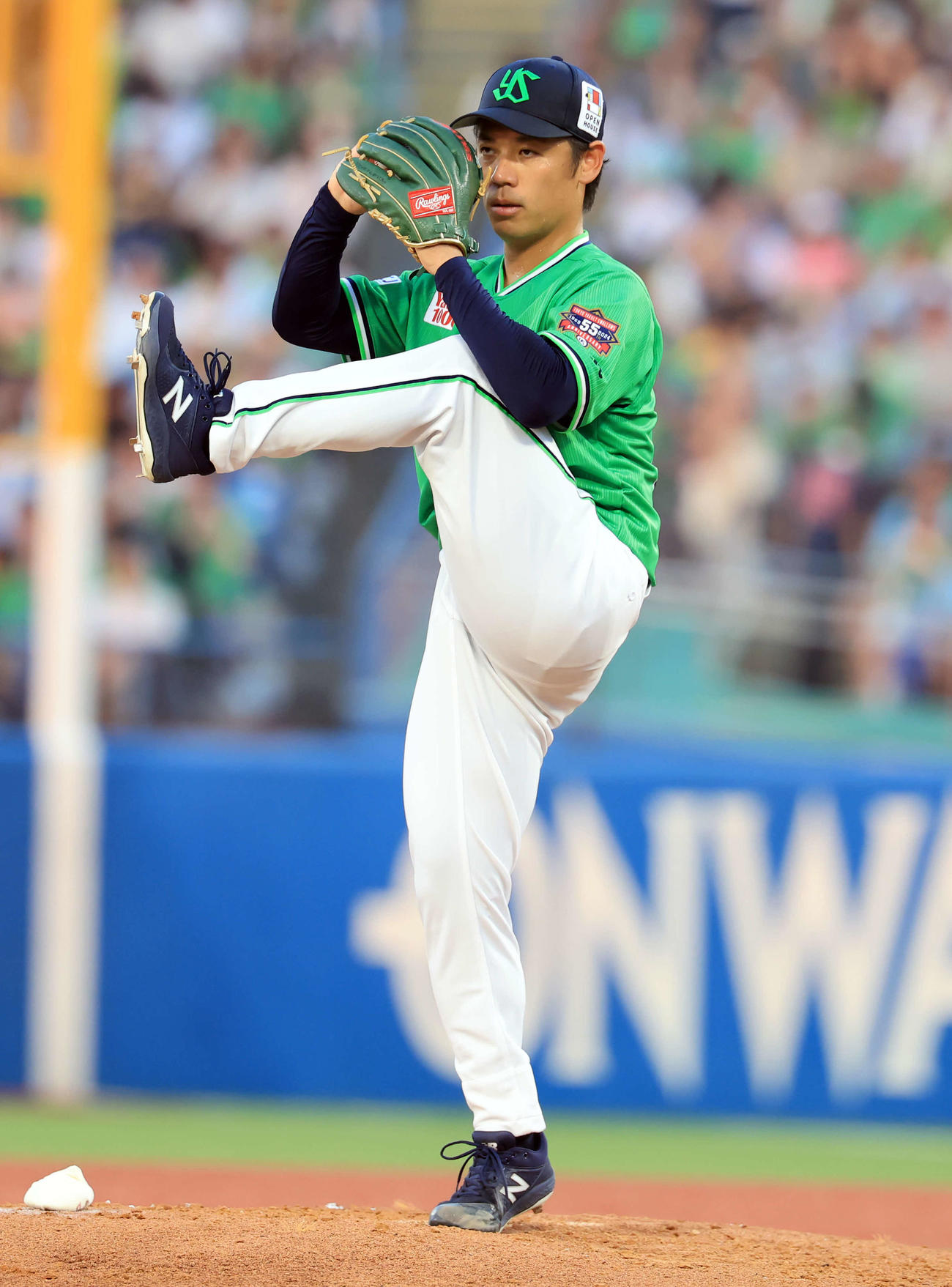 7月、巨人戦で力投するヤクルト先発の小川