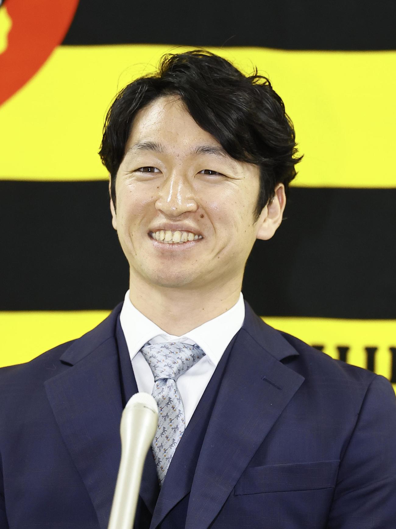契約更改を終え、記者会見する阪神近本（撮影・藤尾明華）