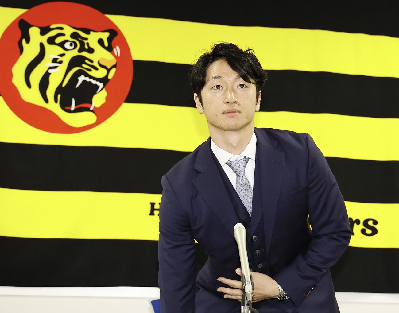 契約更改を終え、記者会見の席に着く阪神近本（撮影・藤尾明華）