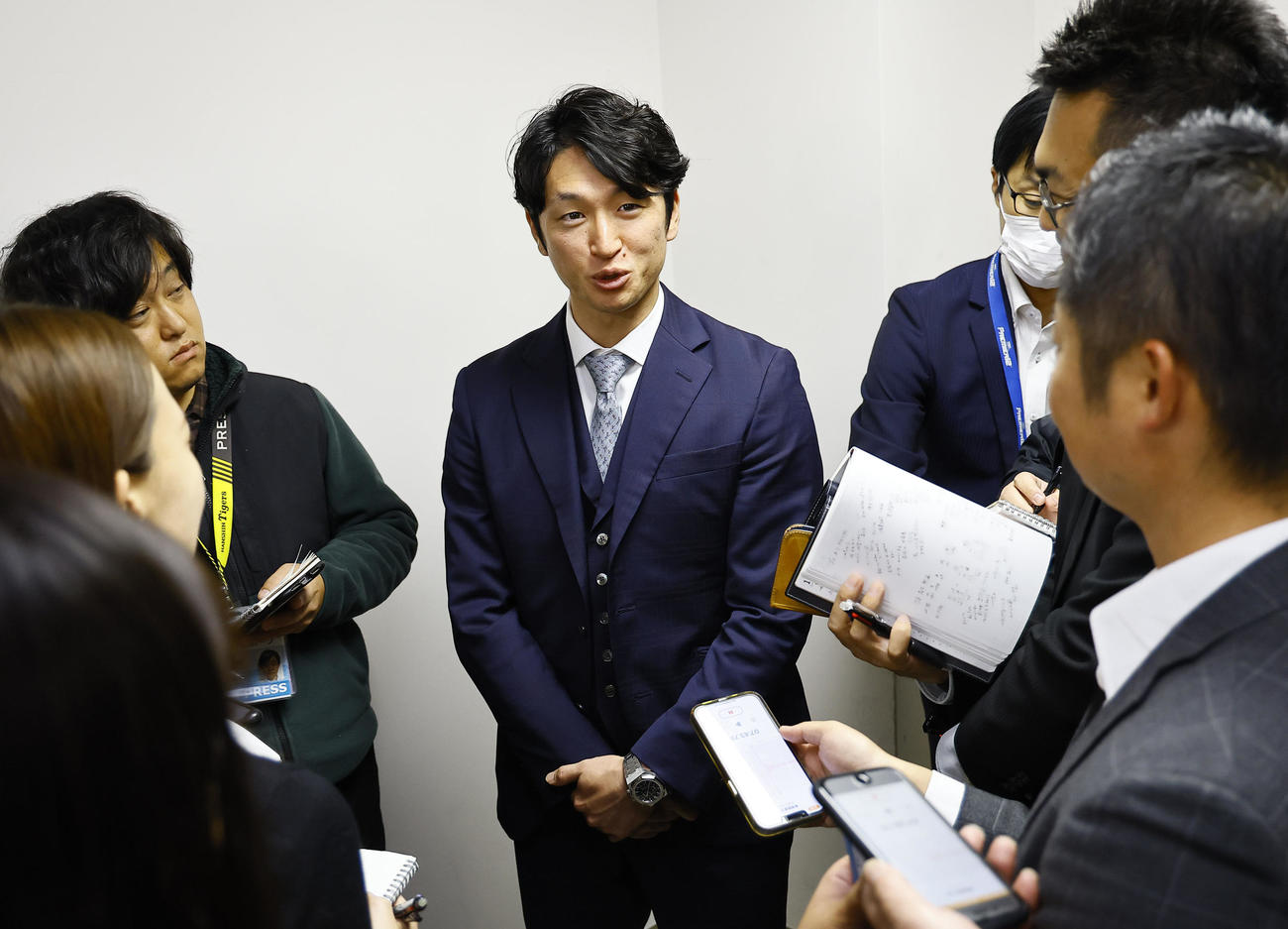 契約更改を終え、囲み取材を受ける阪神近本（撮影・藤尾明華）