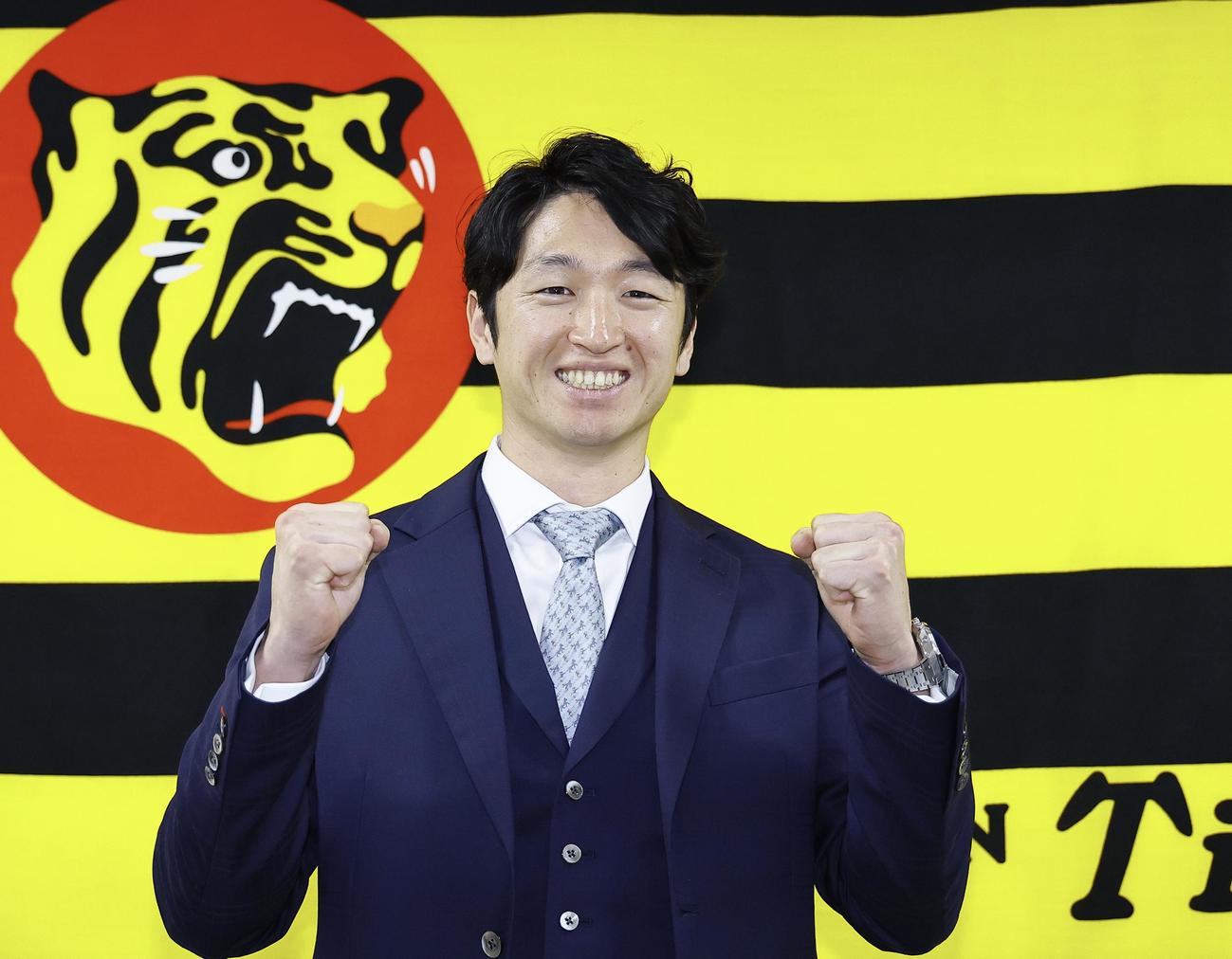 契約更改を終え、ポーズをとる阪神近本（撮影・藤尾明華）