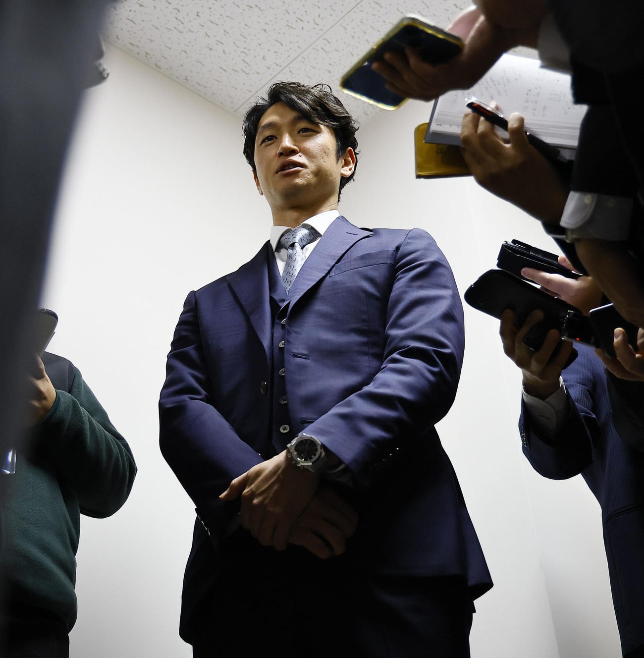 契約更改を終え、囲み取材を受ける阪神近本（撮影・藤尾明華）