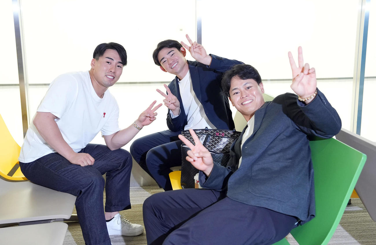 V旅行の出発を前に笑顔を見せる、左から巨人浅野、萩尾、中山（撮影・たえ見朱実）