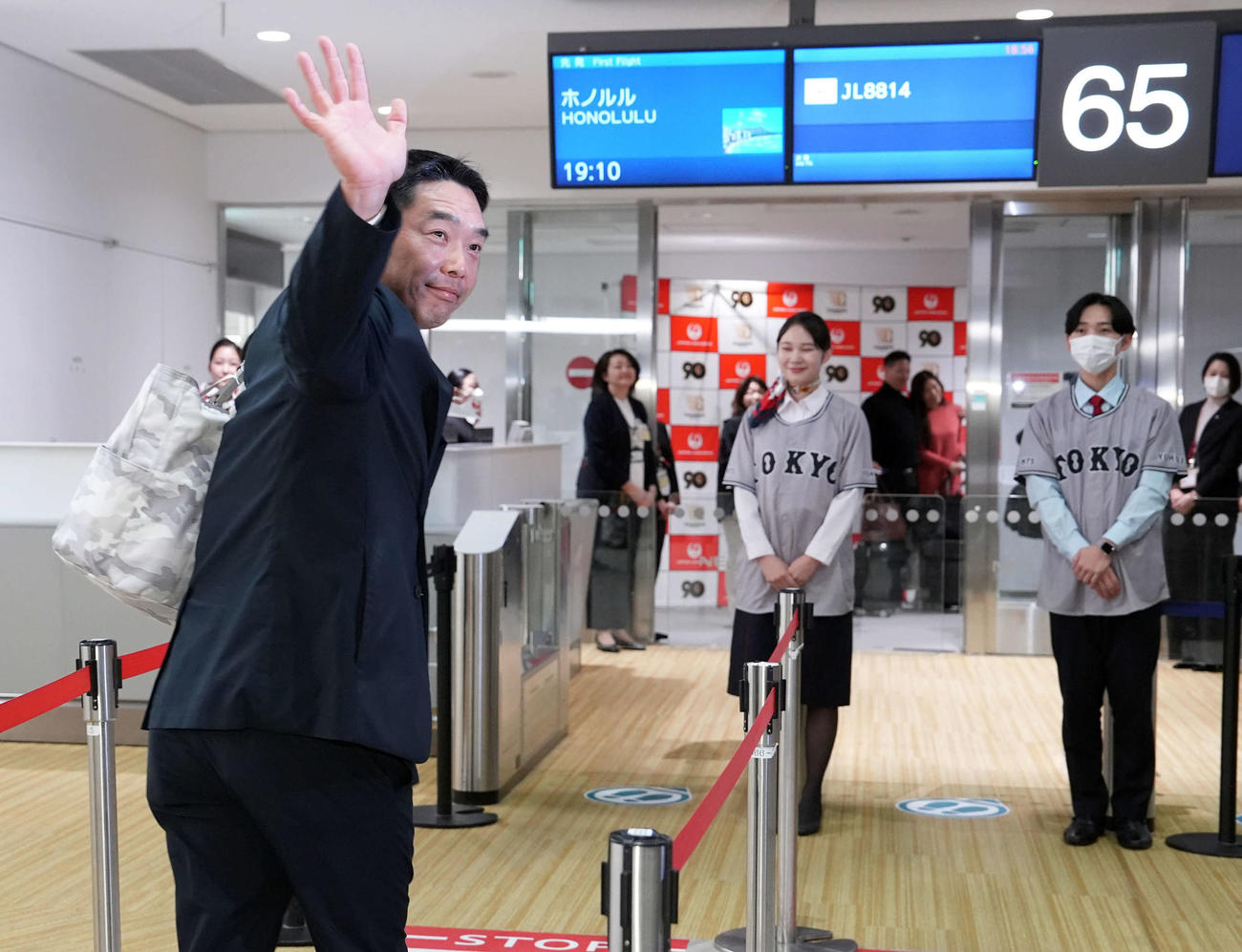V旅行に出発する巨人阿部監督（撮影・たえ見朱実）