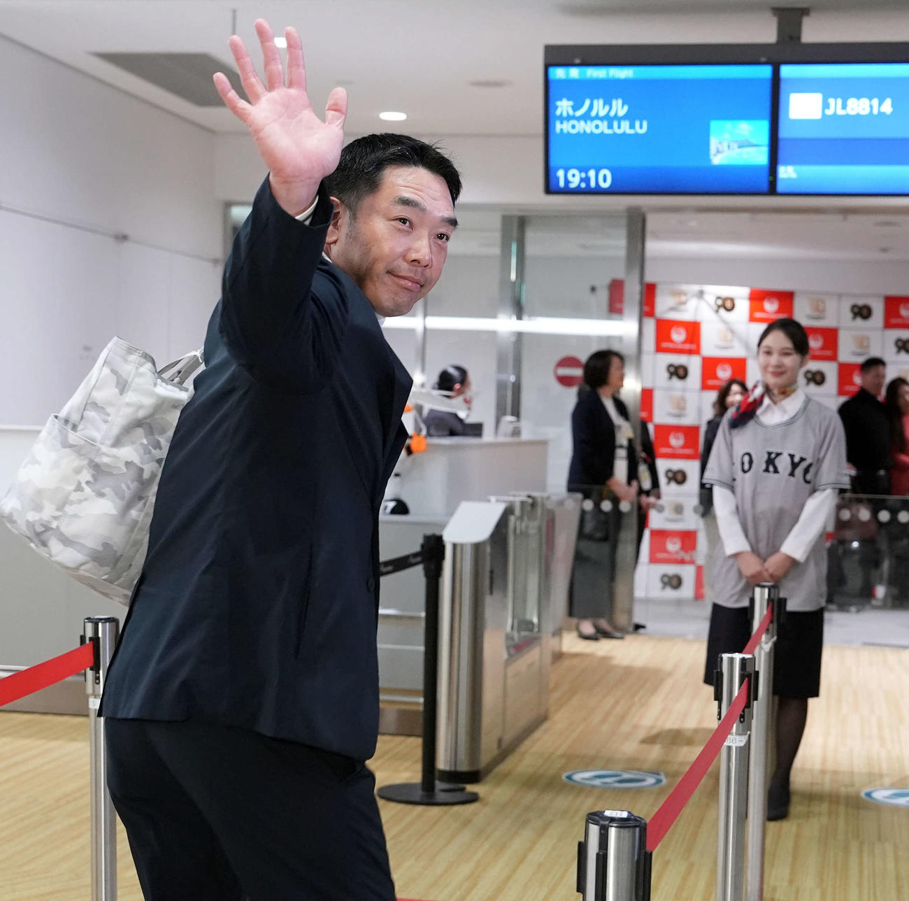 V旅行に出発する巨人阿部監督（撮影・たえ見朱実）
