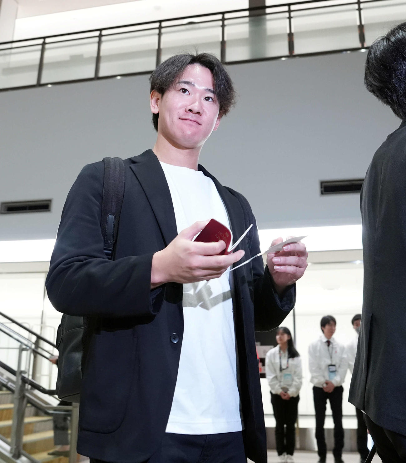 V旅行に出発する巨人井上（撮影・たえ見朱実）