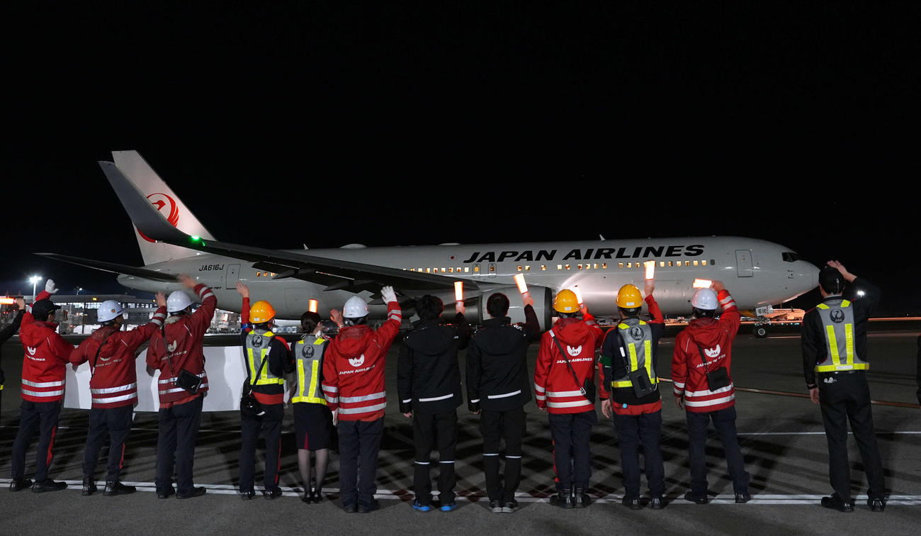 V旅行に出発した巨人ナインを見送るJAL職員（撮影・たえ見朱実）