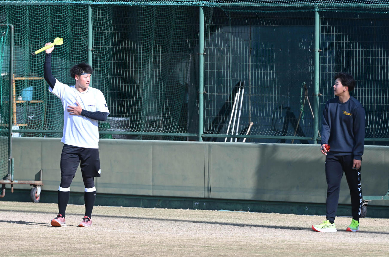自主トレで話す門別（右）と早川（撮影・前岡正明）