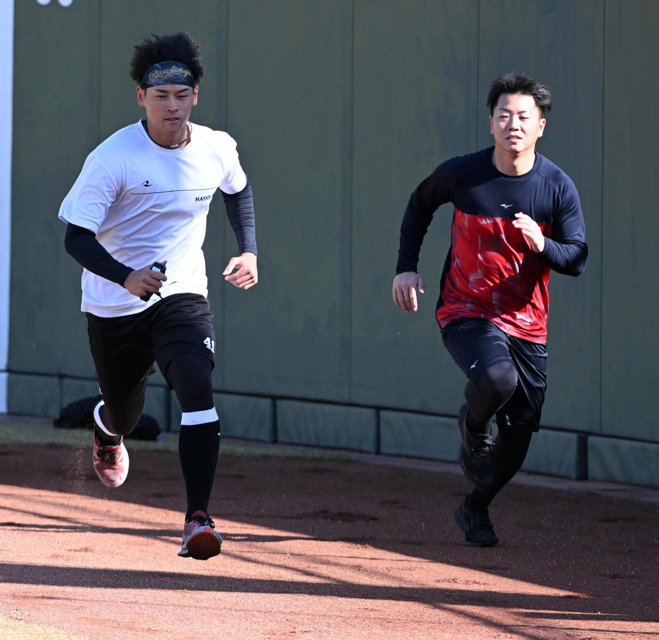 外野を走る早川（左）と川崎（撮影・前岡正明）