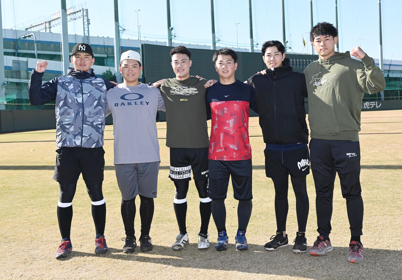 鳴尾浜球場で練習を行ったルーキー。左から町田、嶋村、佐野、川崎、工藤、早川（撮影・前岡正明）