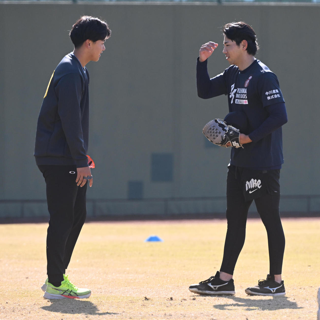 工藤（右）と話す門別（撮影・前岡正明）
