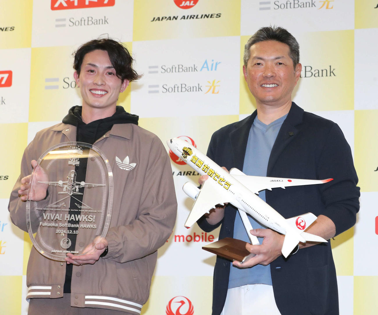V旅行のハワイ出発式で航空会社から記念品を贈呈された周東（左）と小久保監督（撮影・梅根麻紀）
