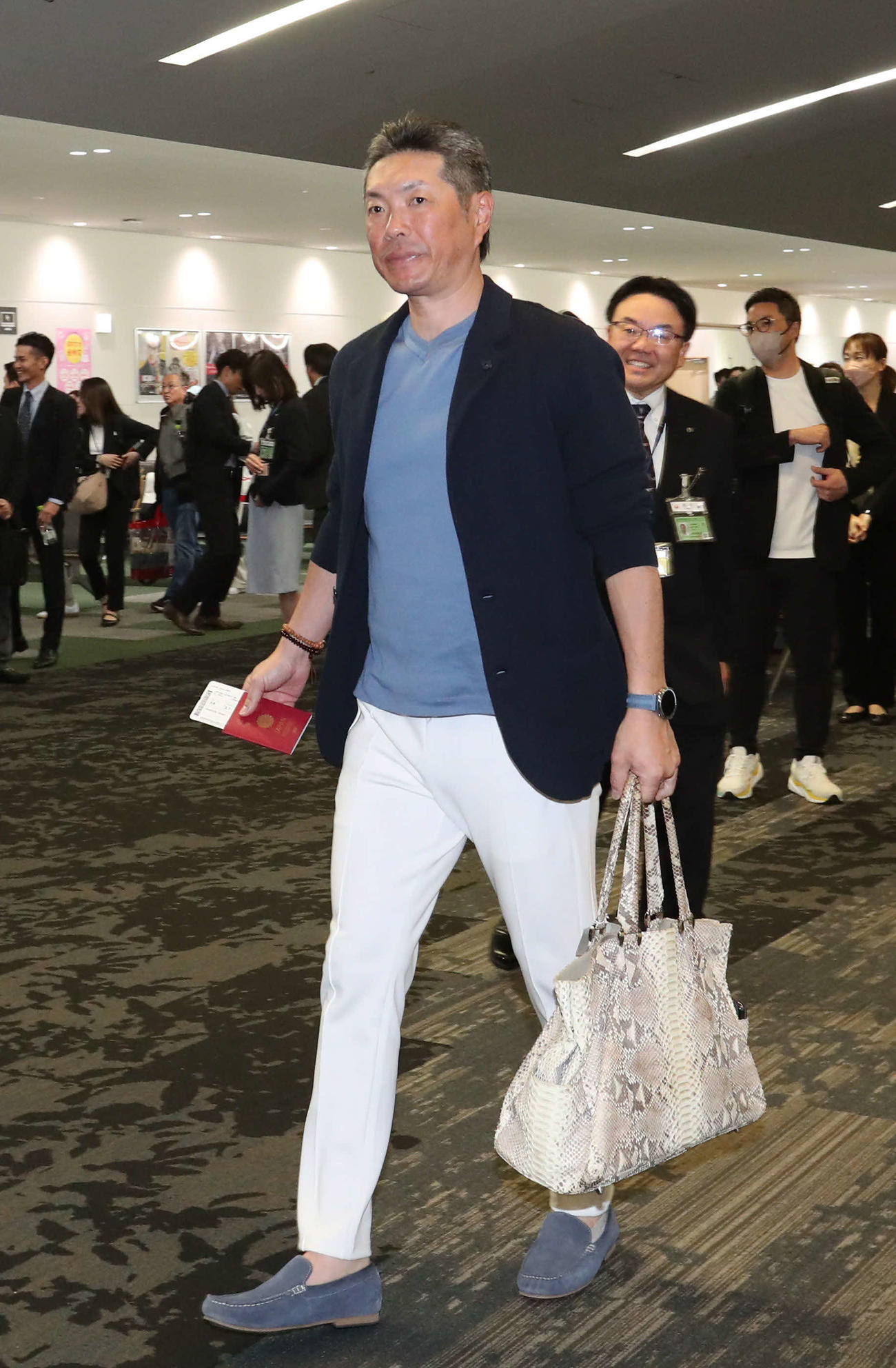 V旅行のハワイへ。パスポートを手にゲートへ向かう小久保監督（撮影・梅根麻紀）