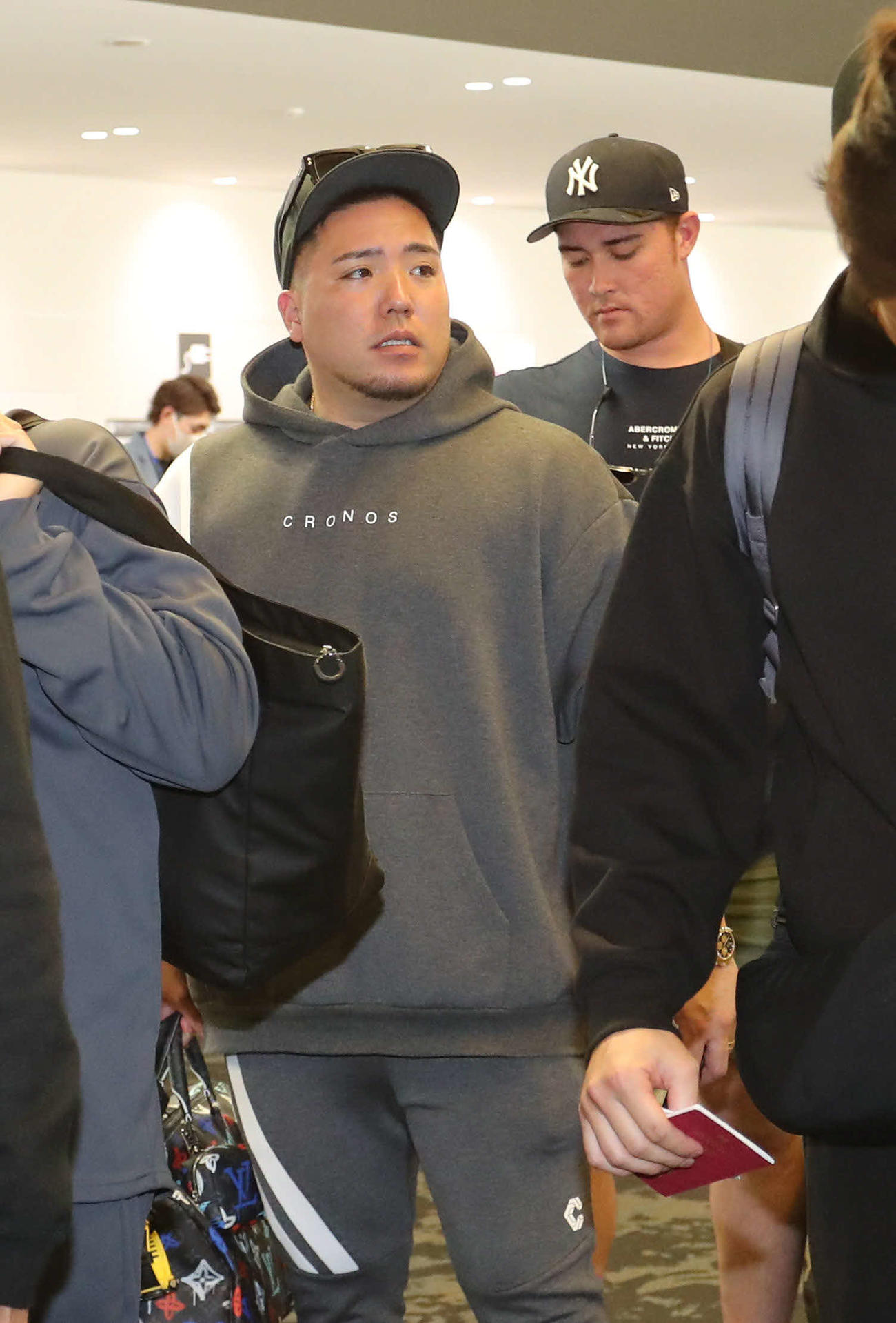 V旅行のハワイへ。パスポートを手にゲートへ向かう山川（左）とリチャード（撮影・梅根麻紀）