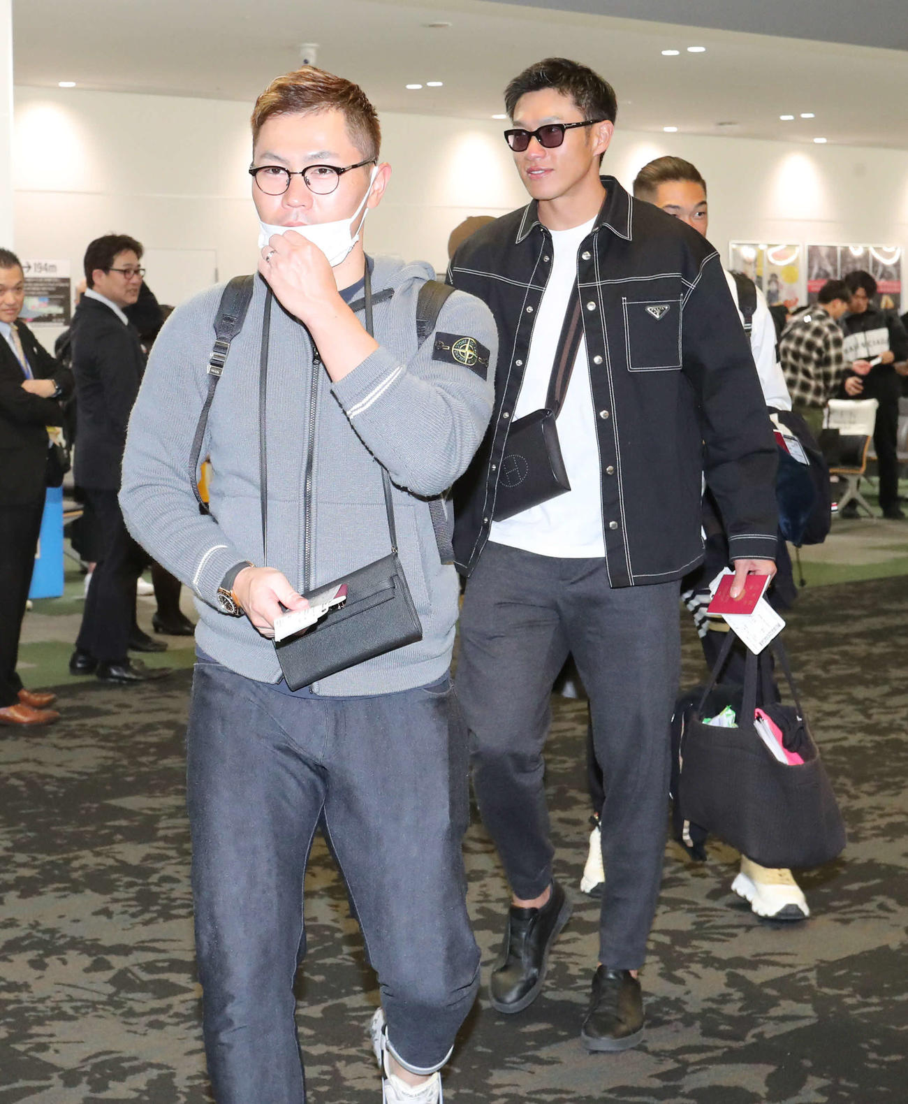 V旅行のハワイへ。パスポートを手にゲートへ向かう中村晃（左）と柳田（撮影・梅根麻紀）